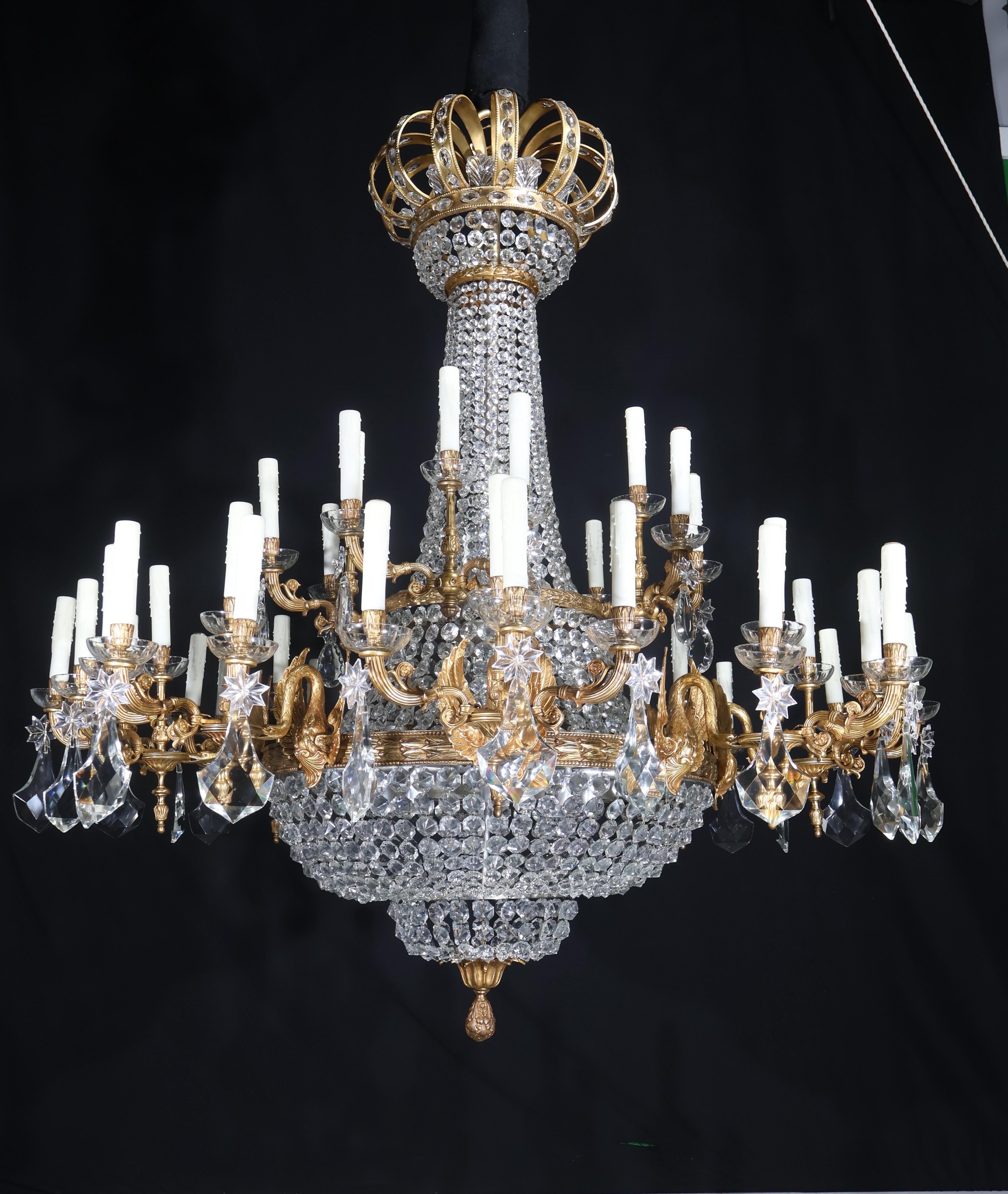 Imponente lampadario in bronzo dorato e cristallo in vendita 4