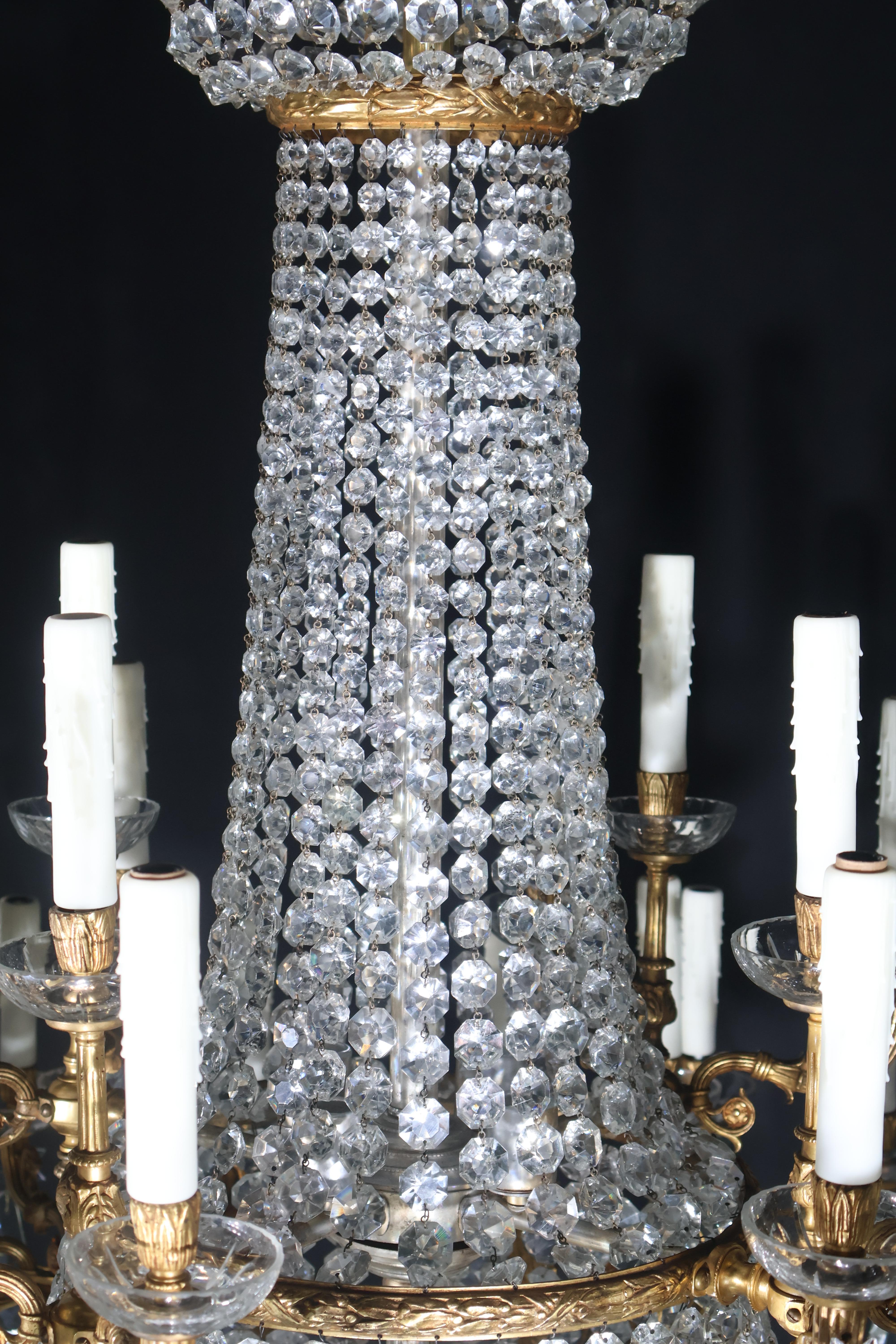 Imponente lampadario in bronzo dorato e cristallo in vendita 8