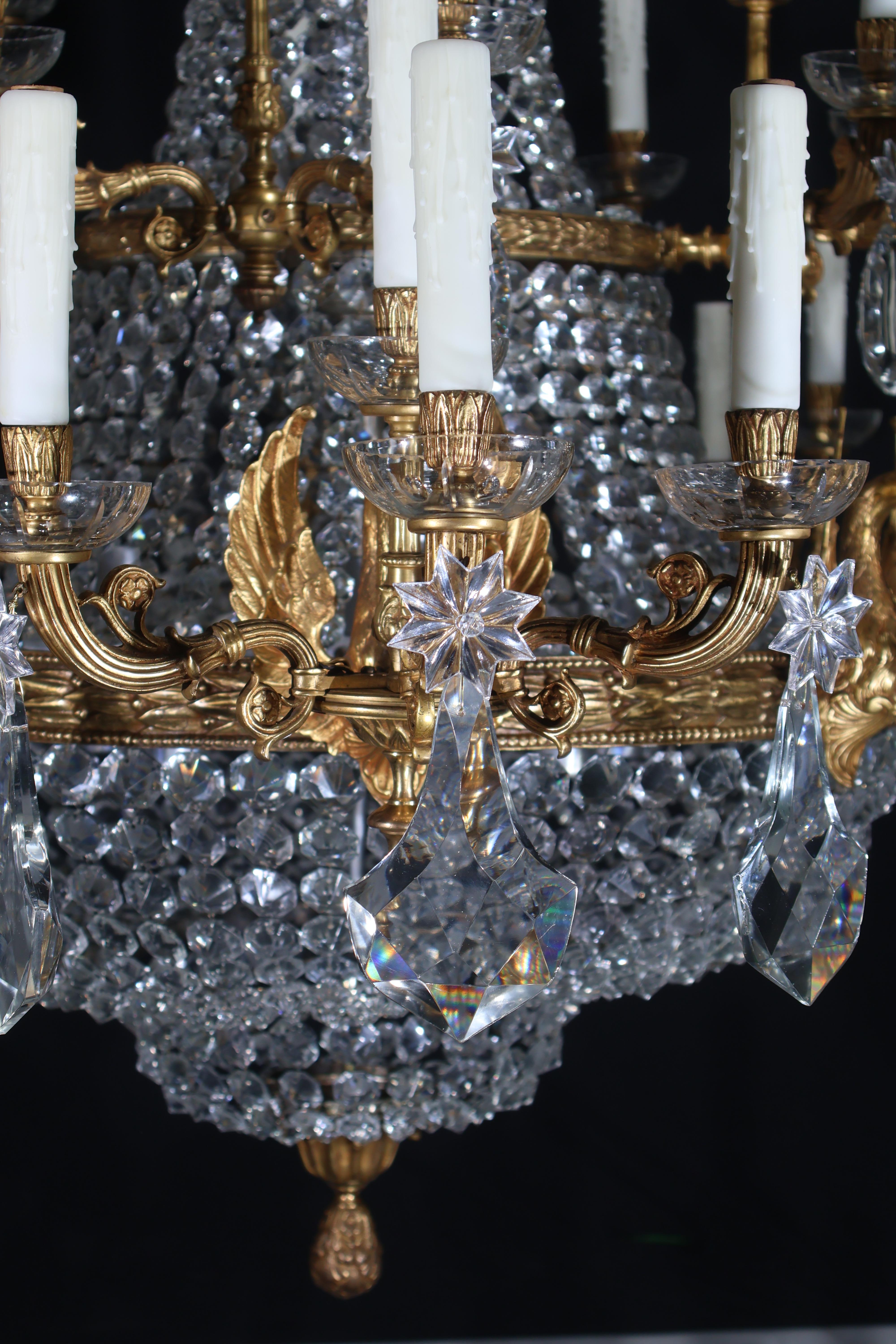 Imponente lampadario in bronzo dorato e cristallo in vendita 9