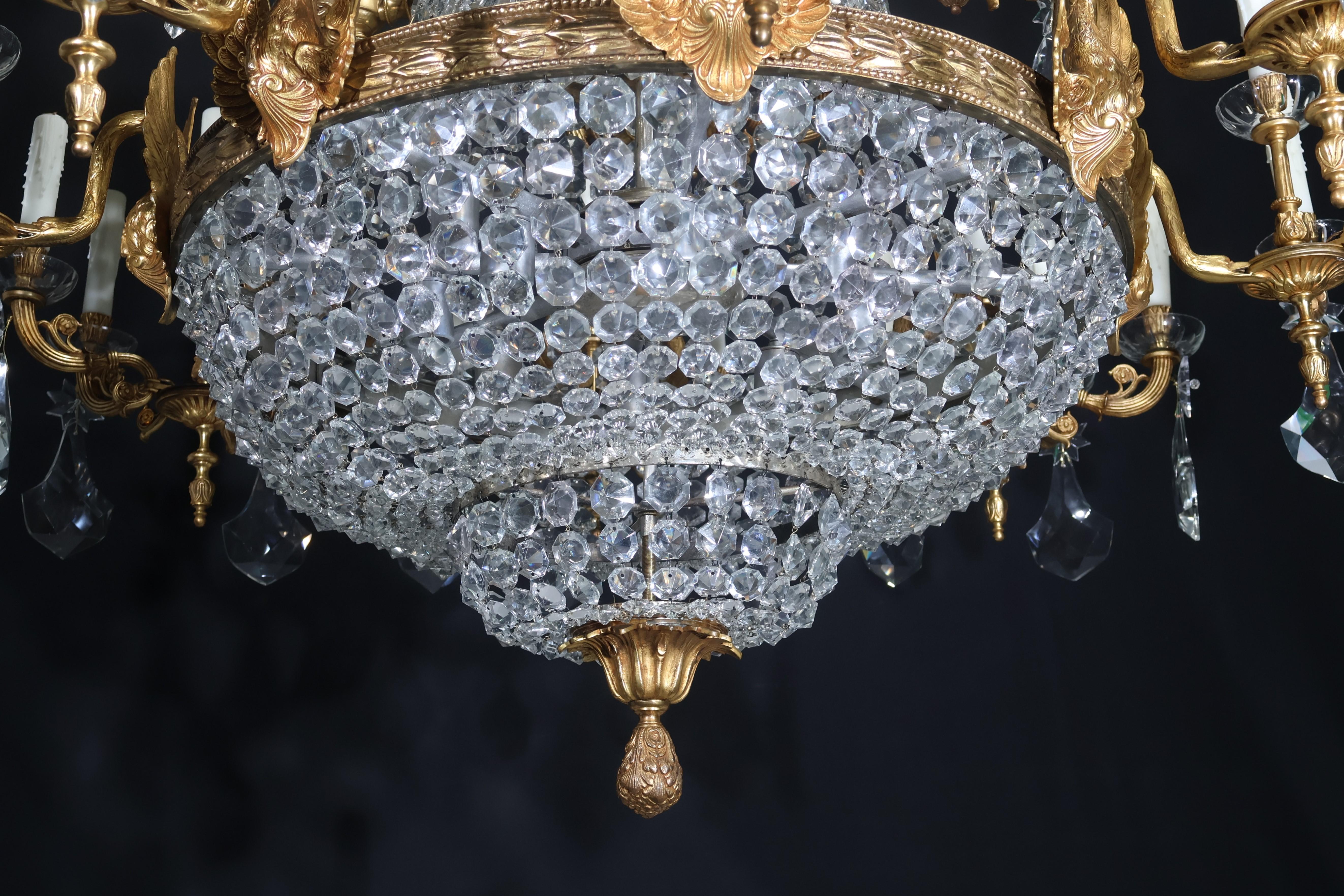 Luigi XVI Imponente lampadario in bronzo dorato e cristallo in vendita