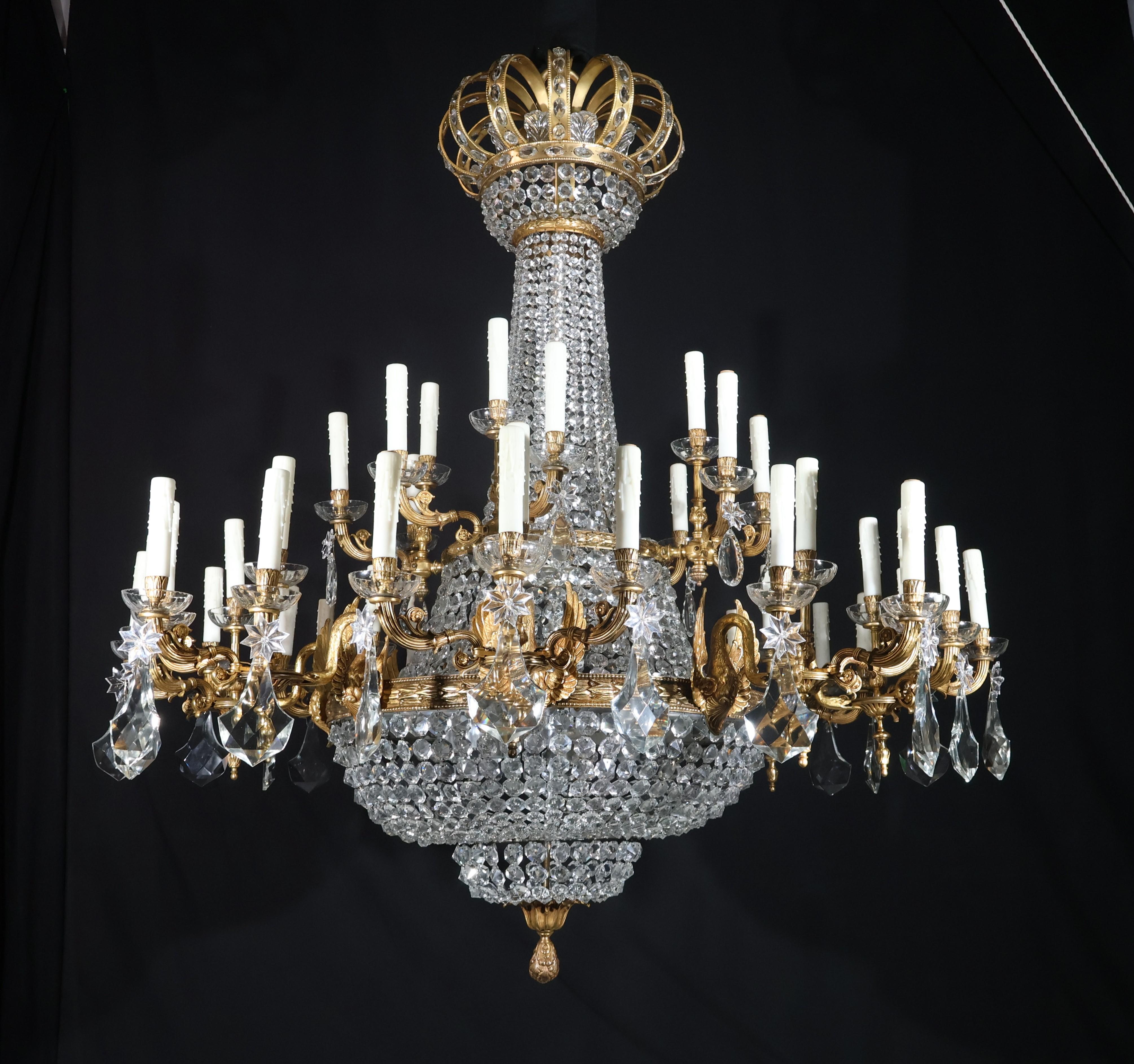 Francese Imponente lampadario in bronzo dorato e cristallo in vendita