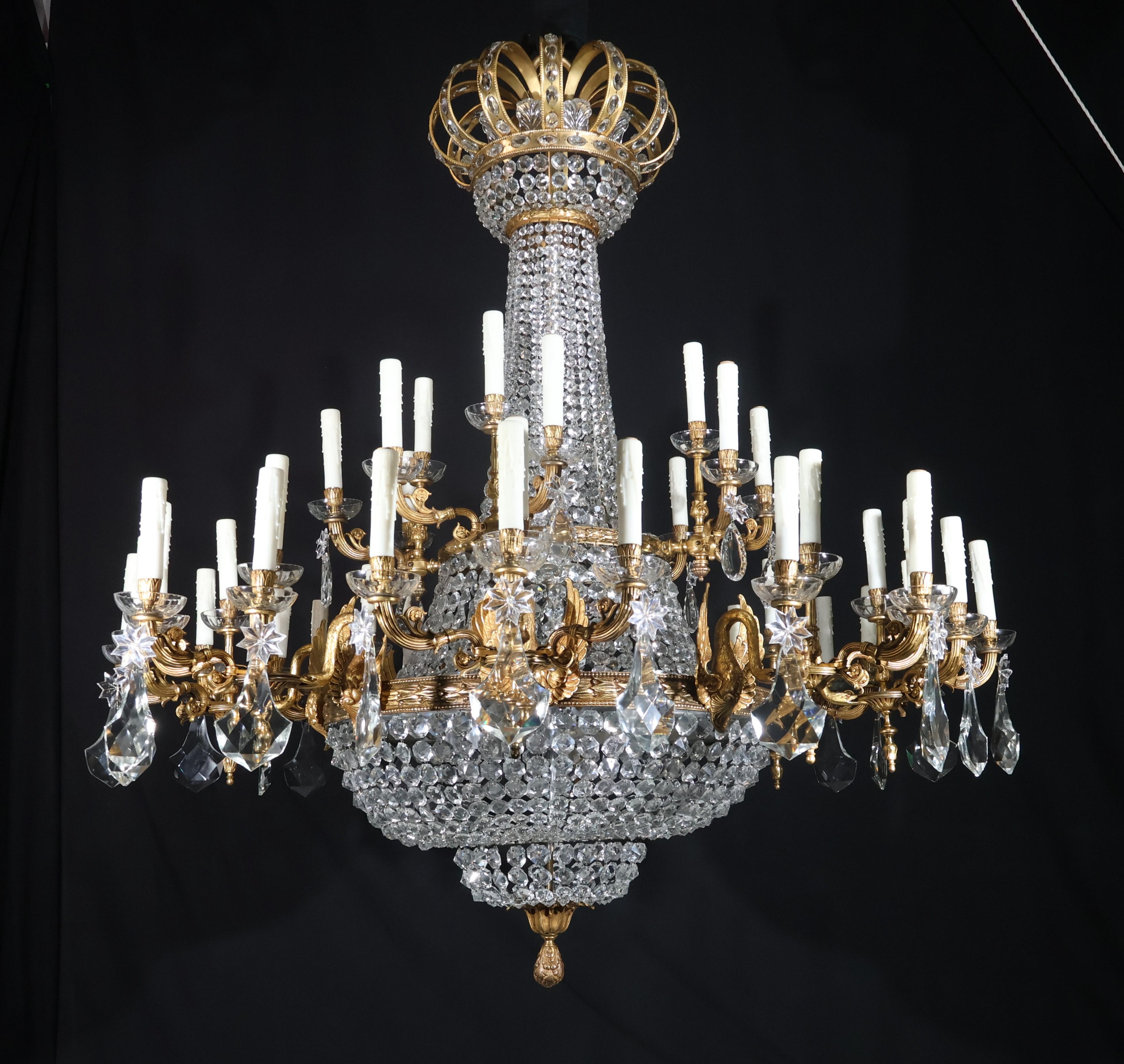 Imponente lampadario in bronzo dorato e cristallo In condizioni buone in vendita a Atlanta, GA