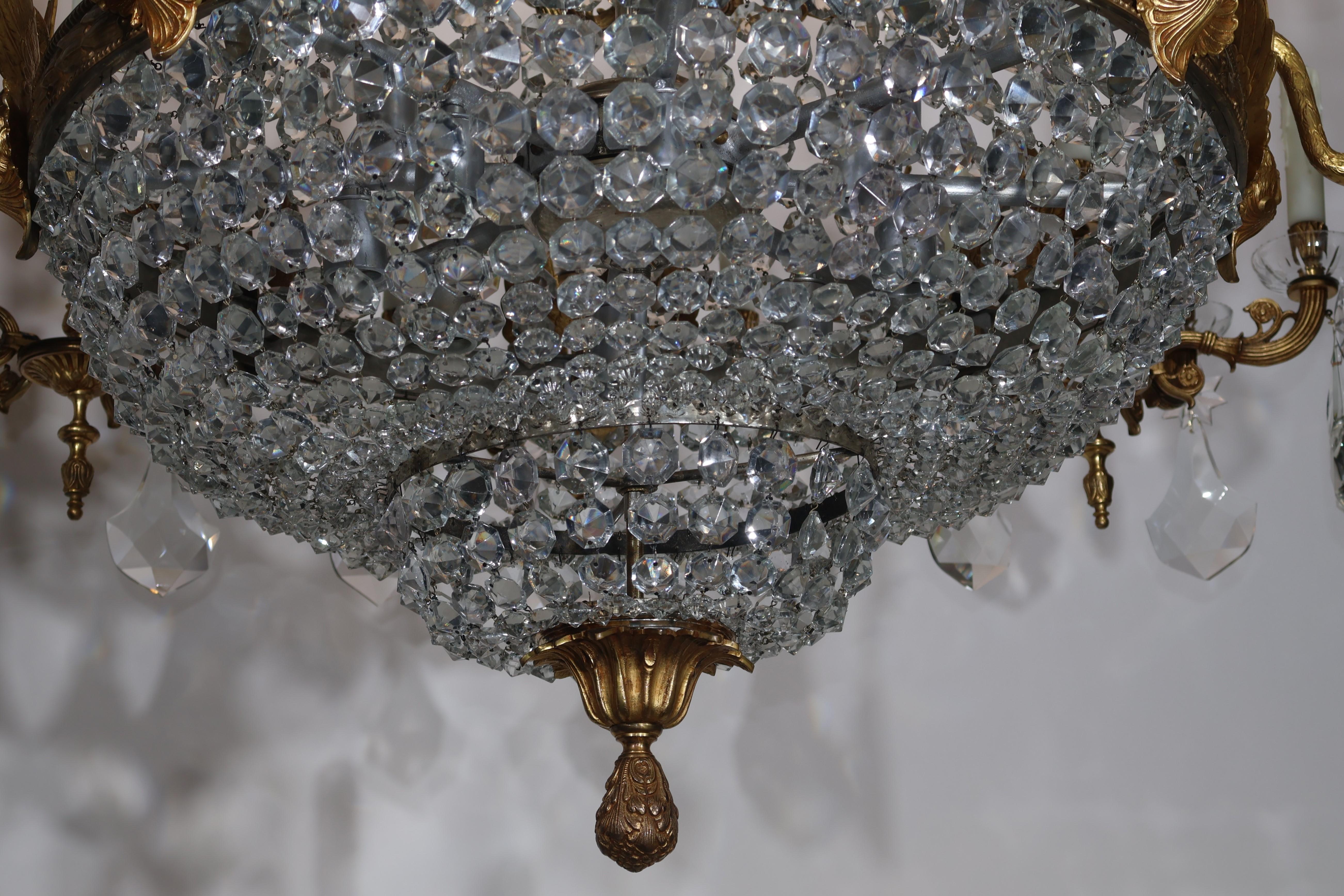 Inizio XX secolo Imponente lampadario in bronzo dorato e cristallo in vendita