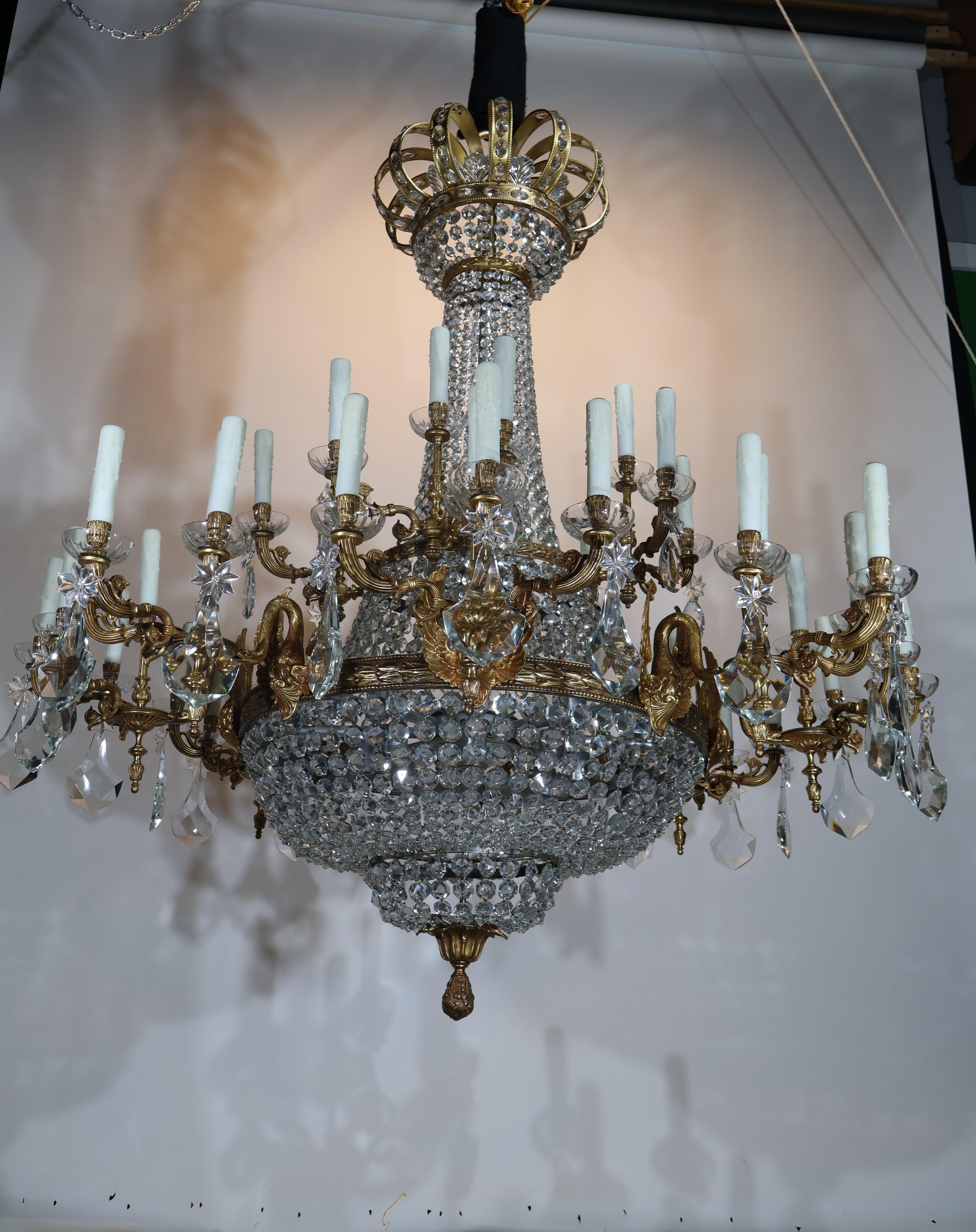 Bronzo Imponente lampadario in bronzo dorato e cristallo in vendita