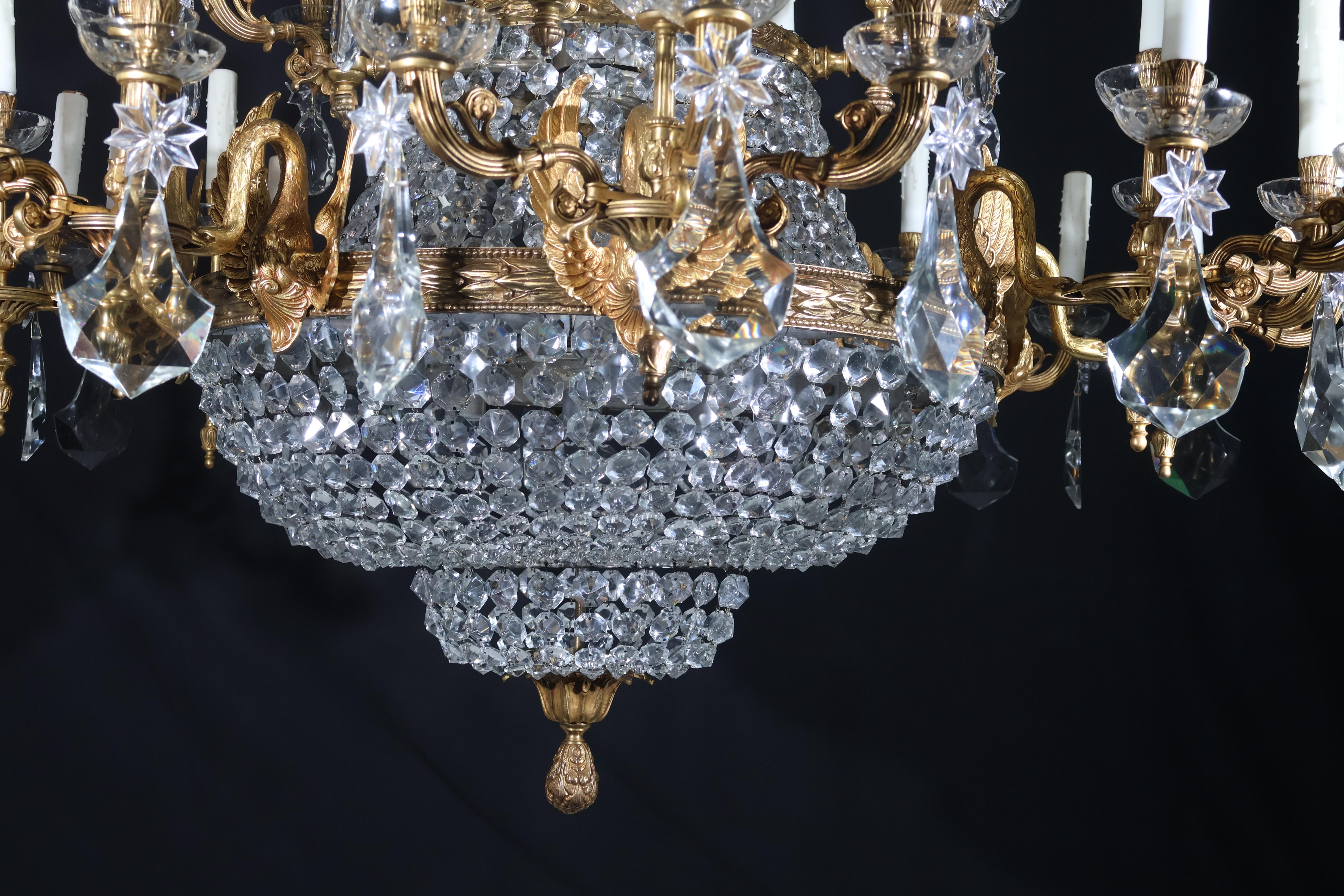 Imponente lampadario in bronzo dorato e cristallo in vendita 1