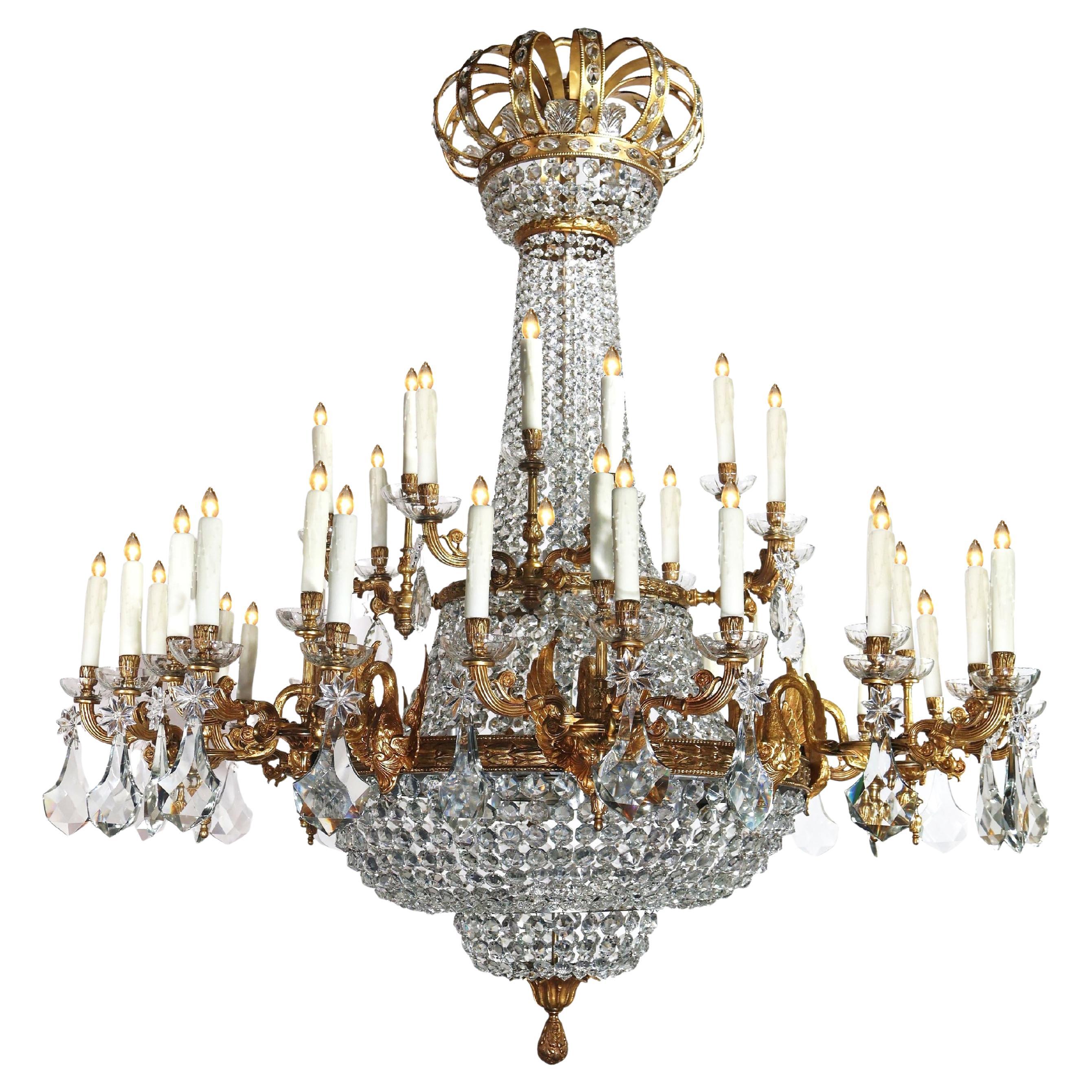 Imposant lustre en bronze doré et cristal en vente