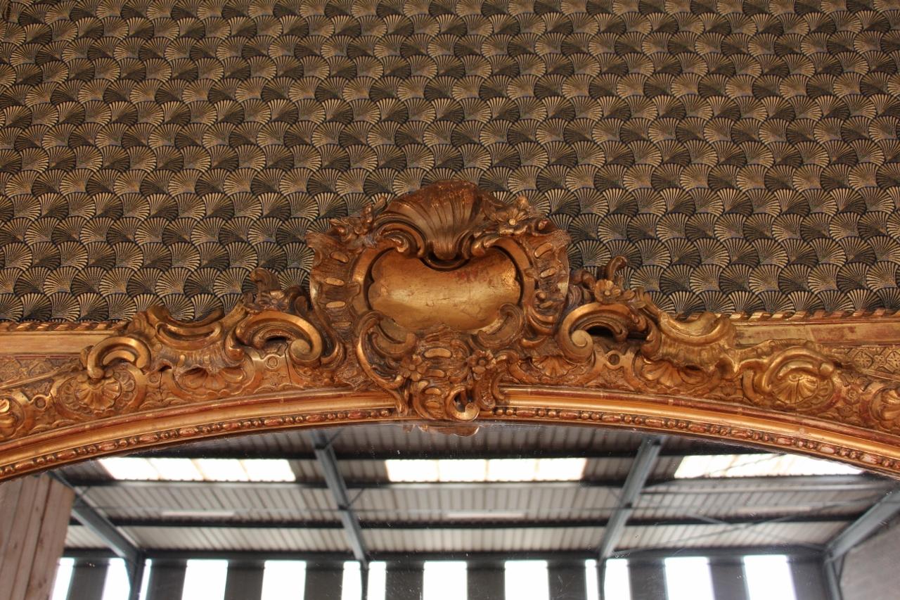 imponente specchio Napoleone III in legno dorato in ottime condizioni, lo specchio ha il suo incarnato, minima usura del tempo sulla doratura, ha il suo sfondo originale