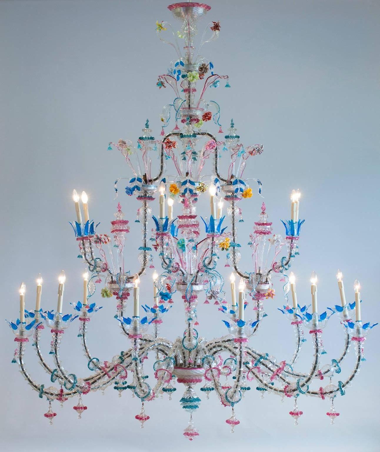 Imposing Italian Rezzonico Chandelier in blown Murano Glass with flowers 1960s For Sale 1