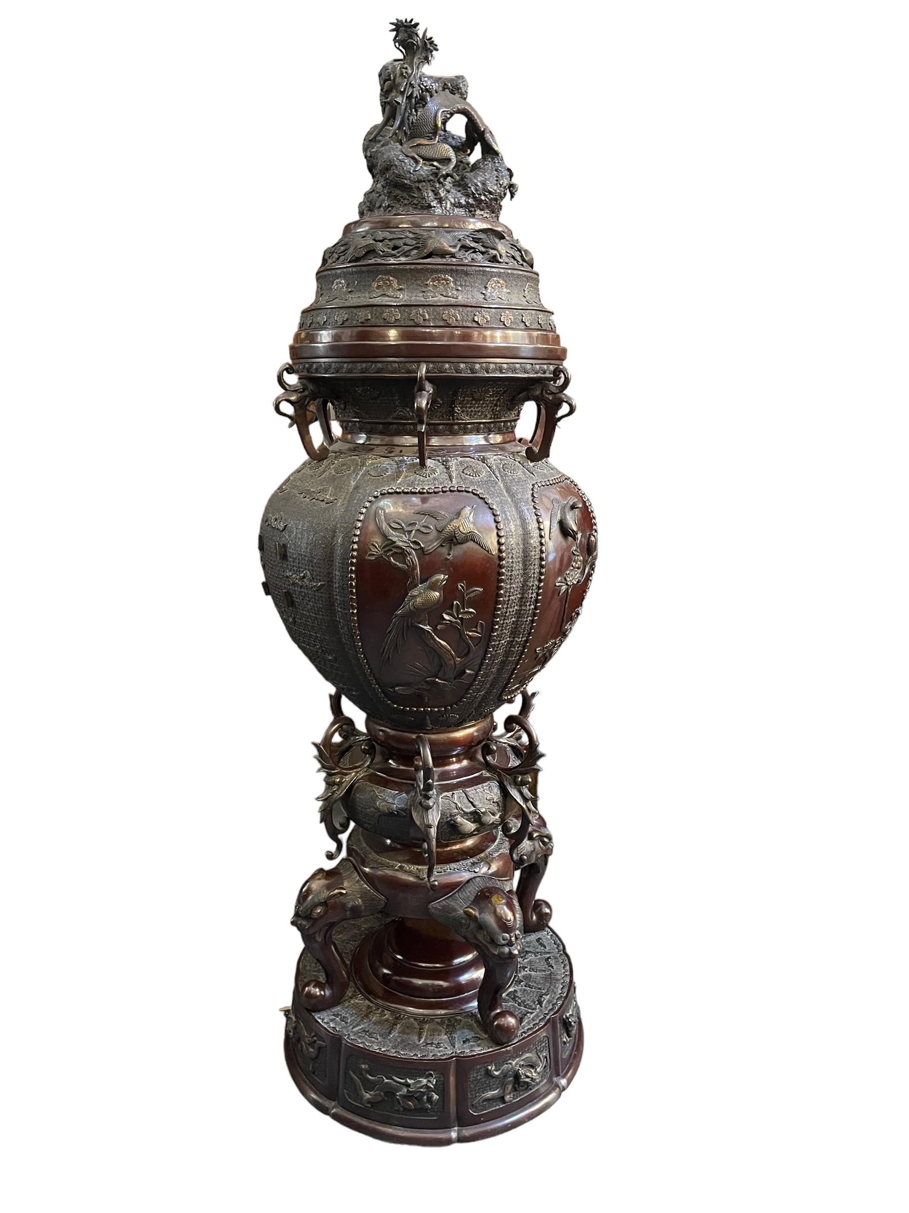 Imposing Japanese censer, 19th century, patinated bronze.
Japanese censer dating back to the end of the 19th century, patinated bronze, worked with friezes, animal, bird and floral themed decorations, and the upper cap is surmounted by a