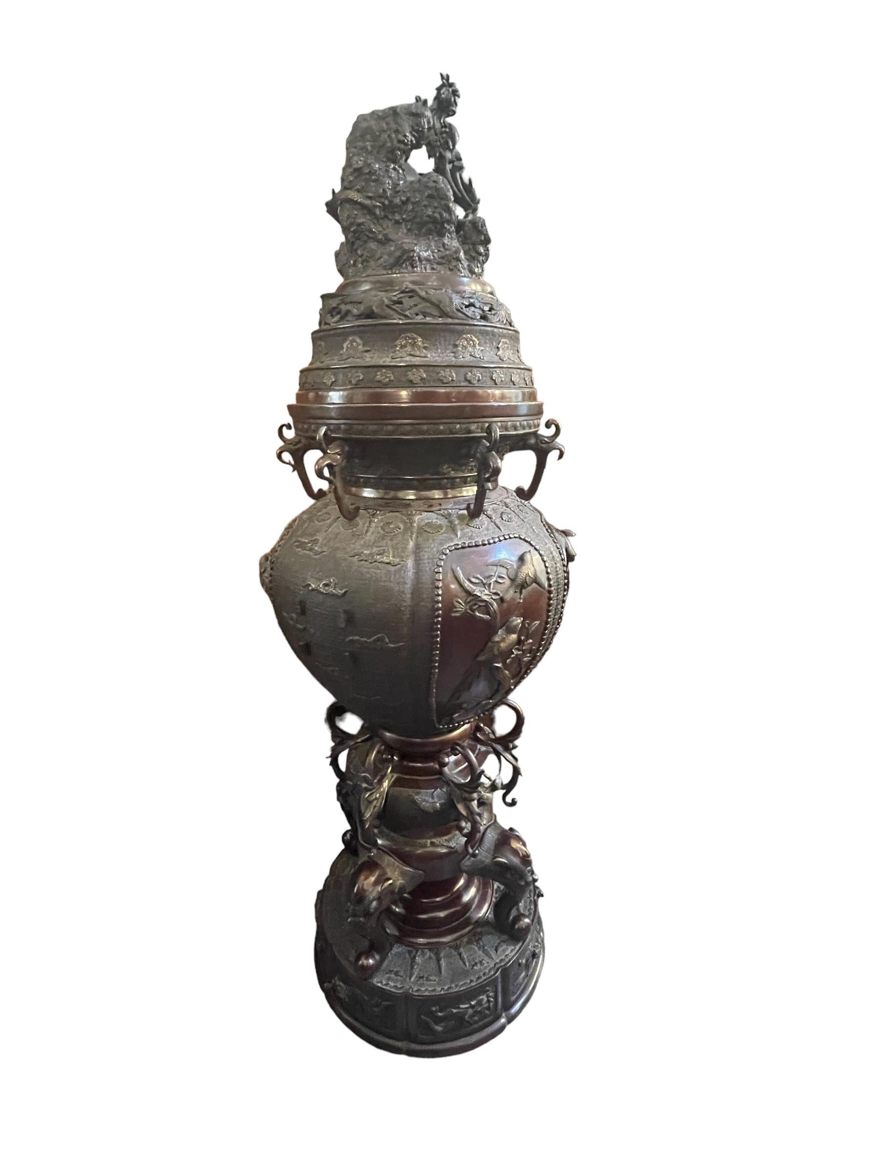 Imposing Japanese censer, 19th century, patinated bronze. In Good Condition For Sale In Monza, IT