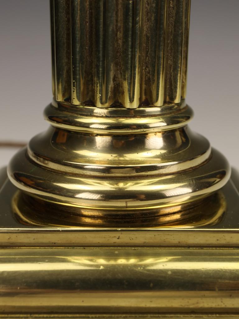 Imposing Late Victorian Brass Corinthian Column Table Lamp, c. 1880 For Sale 7