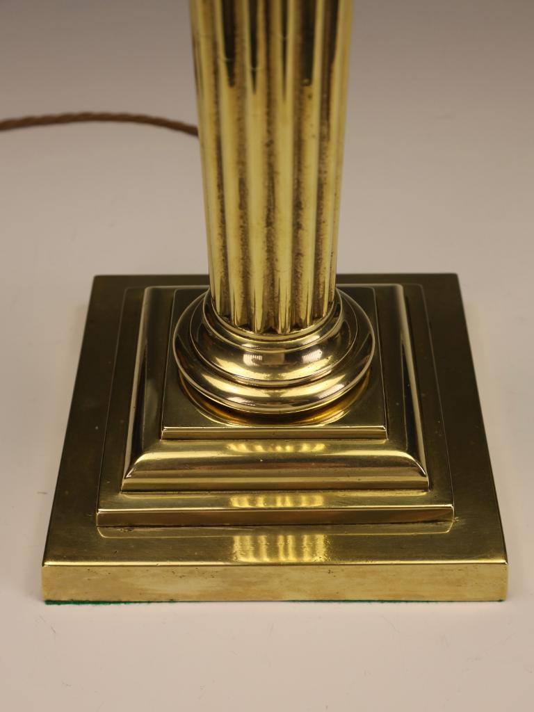 Imposing Late Victorian Brass Corinthian Column Table Lamp, c. 1880 For Sale 9
