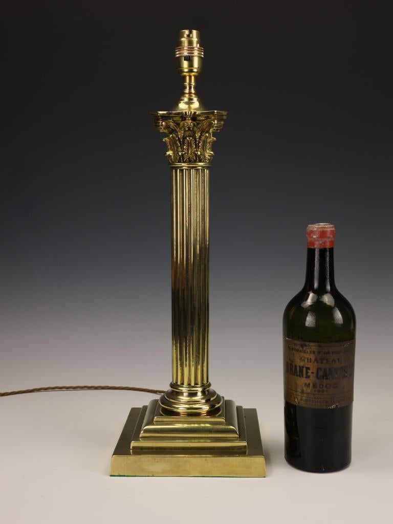 Imposing Late Victorian Brass Corinthian Column Table Lamp, c. 1880 In Good Condition For Sale In Lincoln, GB