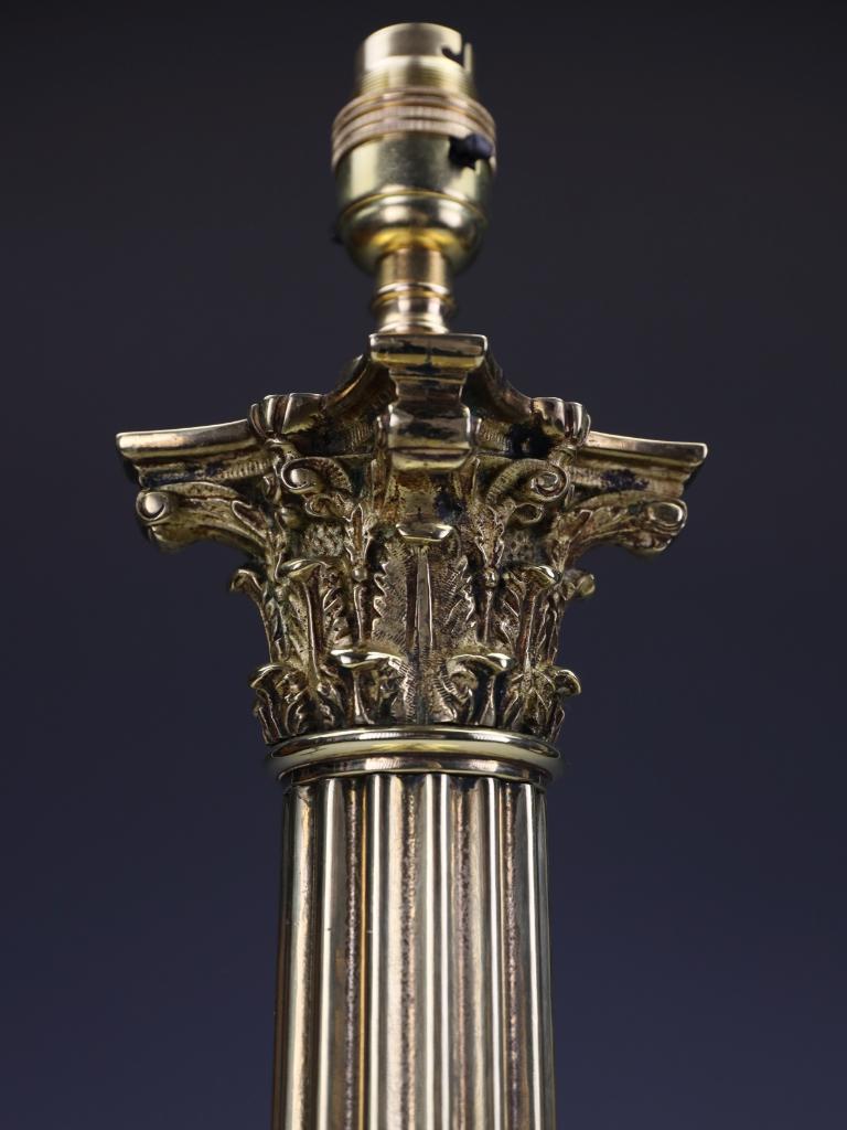 Imposing Late Victorian Brass Corinthian Column Table Lamp, c. 1880 For Sale 1