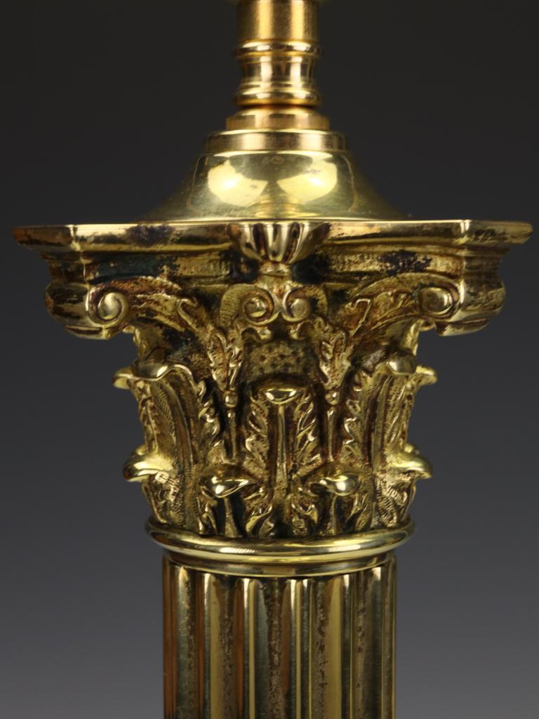 Imposing Late Victorian Brass Corinthian Column Table Lamp, c. 1880 For Sale 2