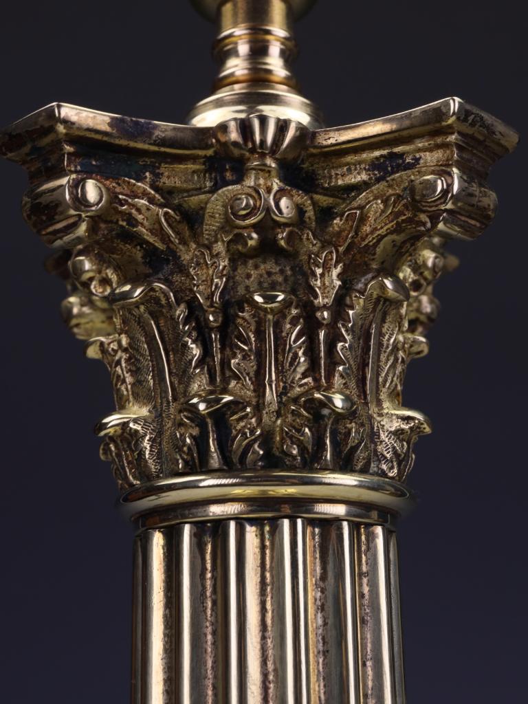 Imposing Late Victorian Brass Corinthian Column Table Lamp, c. 1880 For Sale 3