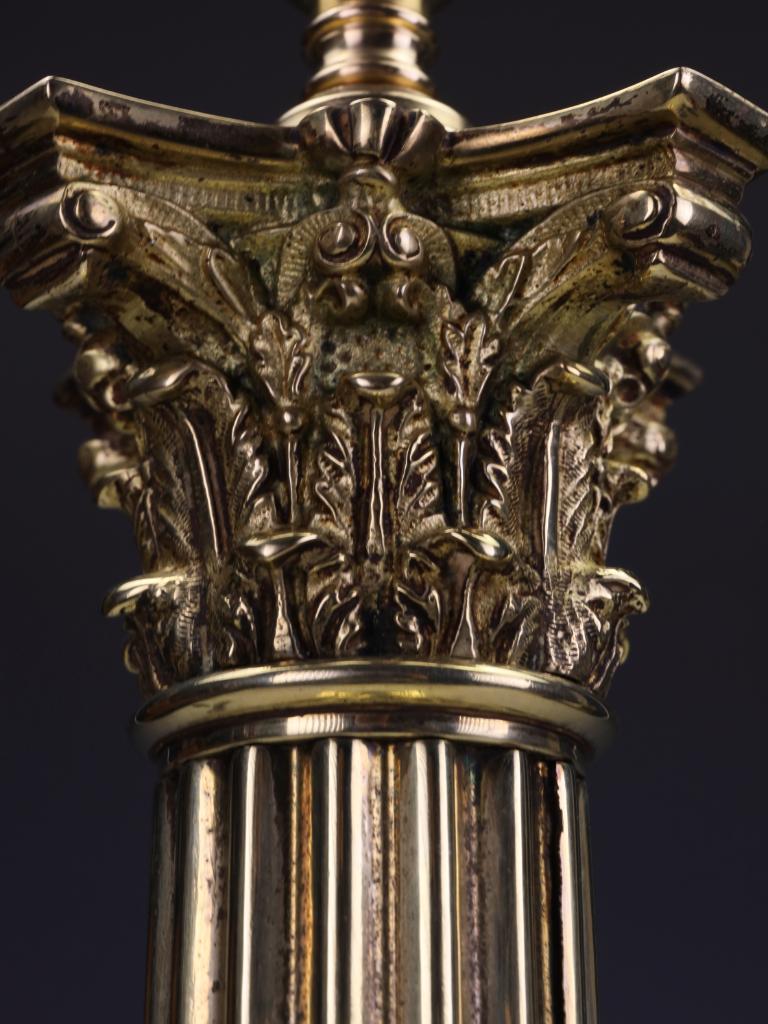 Imposing Late Victorian Brass Corinthian Column Table Lamp, c. 1880 For Sale 4
