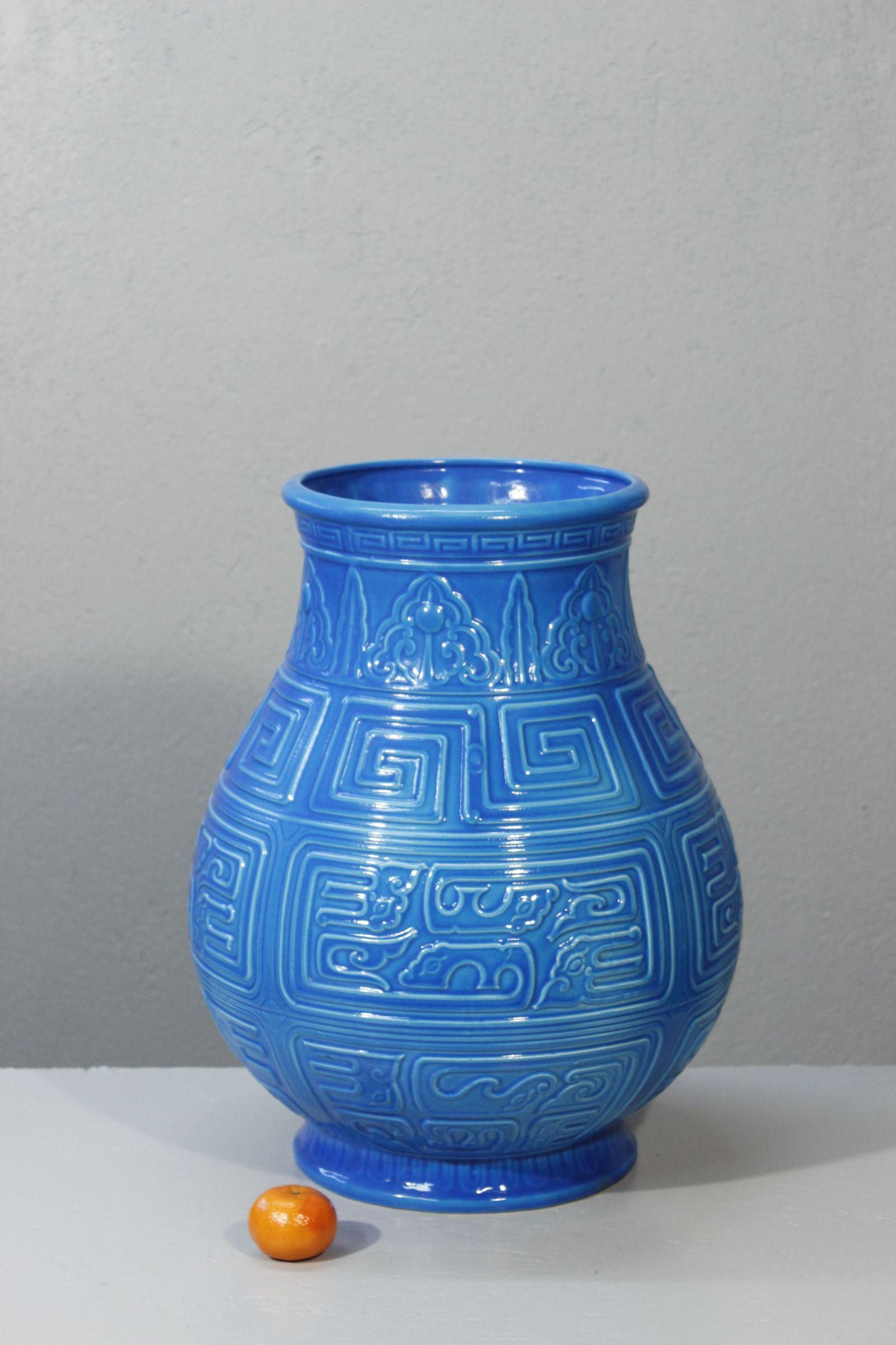 Imposante Longwy-Vase aus der Majolika-Serie, die vom Ende des 19. bis zum Beginn des 20. Jahrhunderts vor allem in den Primavera-Werkstätten hergestellt wurde. 

Dieses besondere Modell ist in einem tiefen Türkisblau gehalten und wurde nach einer