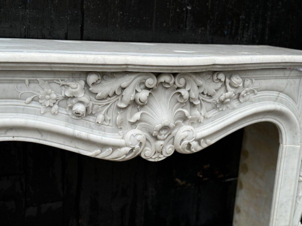 Imponente caminetto in marmo bianco di Carrara in stile Luigi XV, circa 1880 in vendita 5