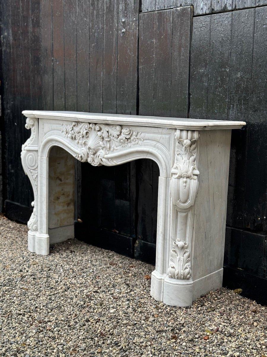 Imponente caminetto in marmo bianco di Carrara in stile Luigi XV, circa 1880 In condizioni buone in vendita a Honnelles, WHT