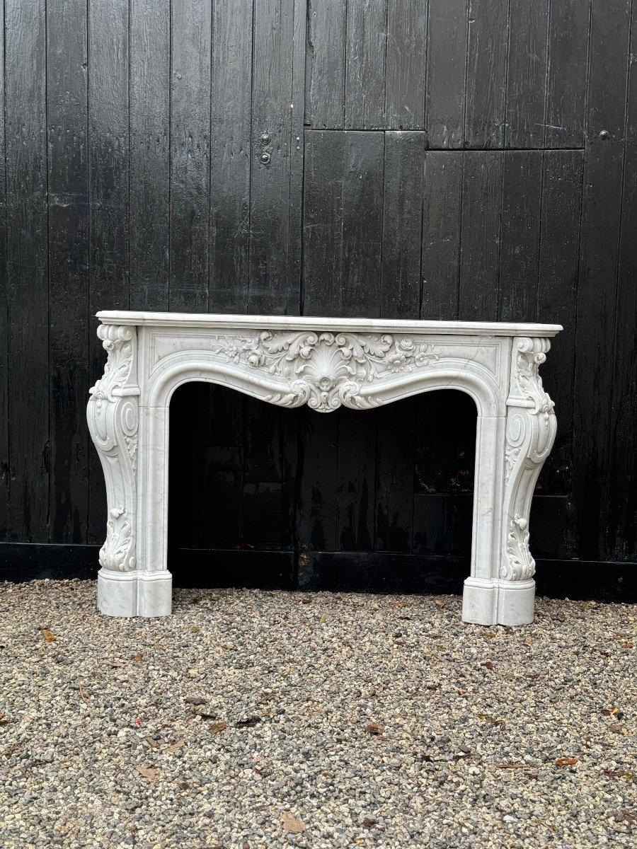 XIX secolo Imponente caminetto in marmo bianco di Carrara in stile Luigi XV, circa 1880 in vendita