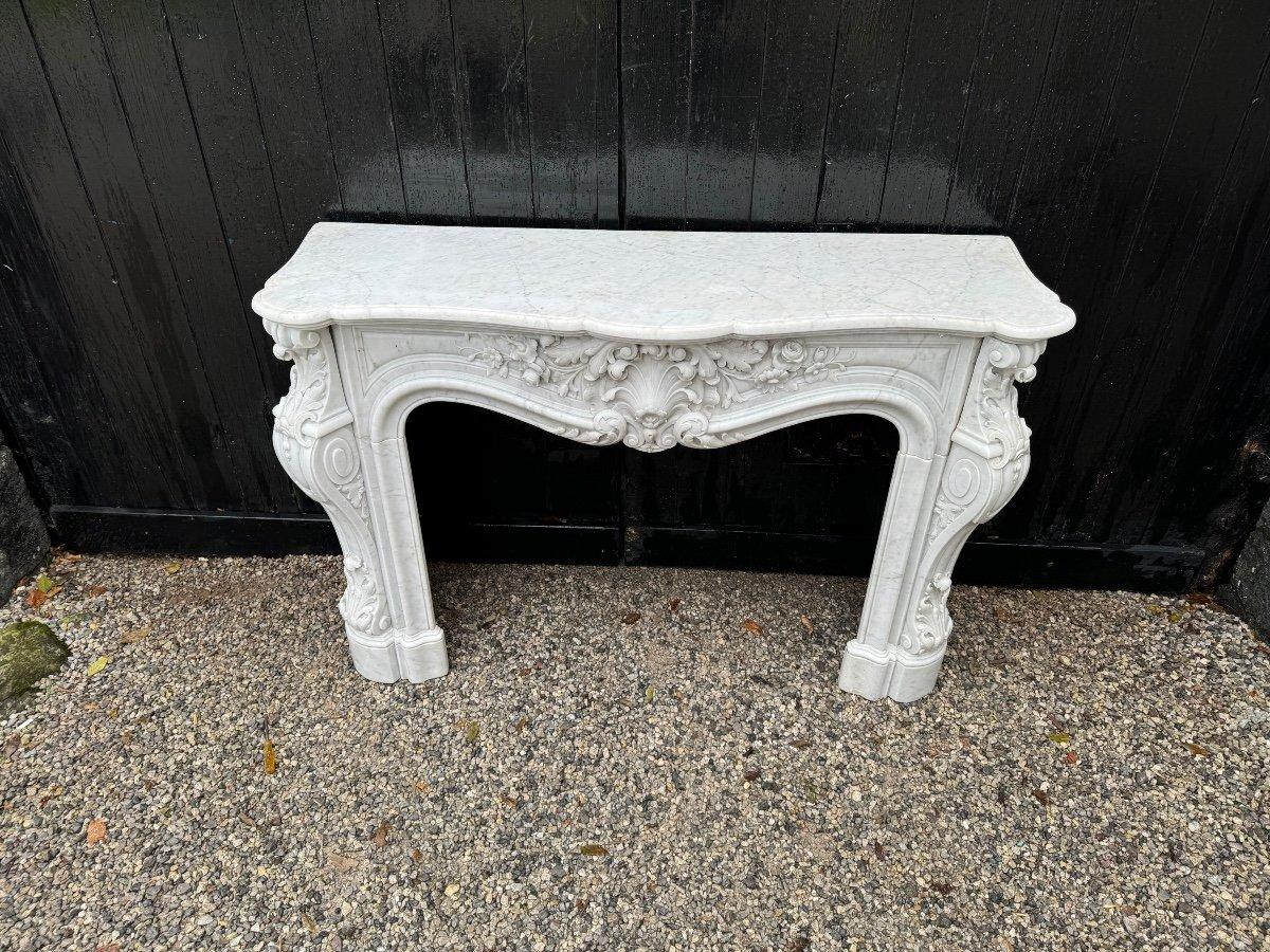 Marmo Imponente caminetto in marmo bianco di Carrara in stile Luigi XV, circa 1880 in vendita