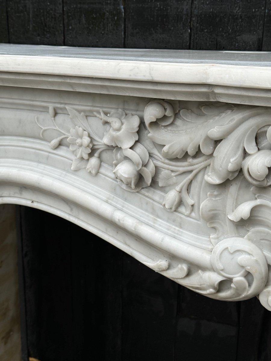Imponente caminetto in marmo bianco di Carrara in stile Luigi XV, circa 1880 in vendita 1