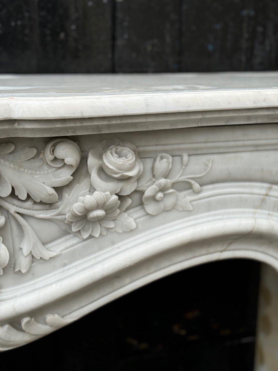 Imponente caminetto in marmo bianco di Carrara in stile Luigi XV, circa 1880 in vendita 2