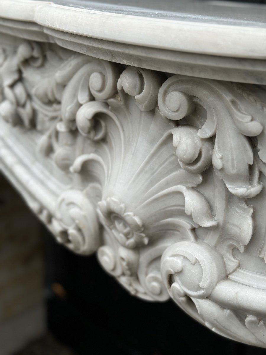 Imponente caminetto in marmo bianco di Carrara in stile Luigi XV, circa 1880 in vendita 4