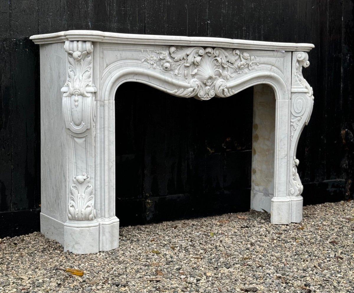Cheminée de style Louis XV en marbre blanc de Carrare, circa 1880