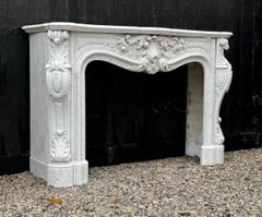 Cheminée de style Louis XV en marbre blanc de Carrare, circa 1880
