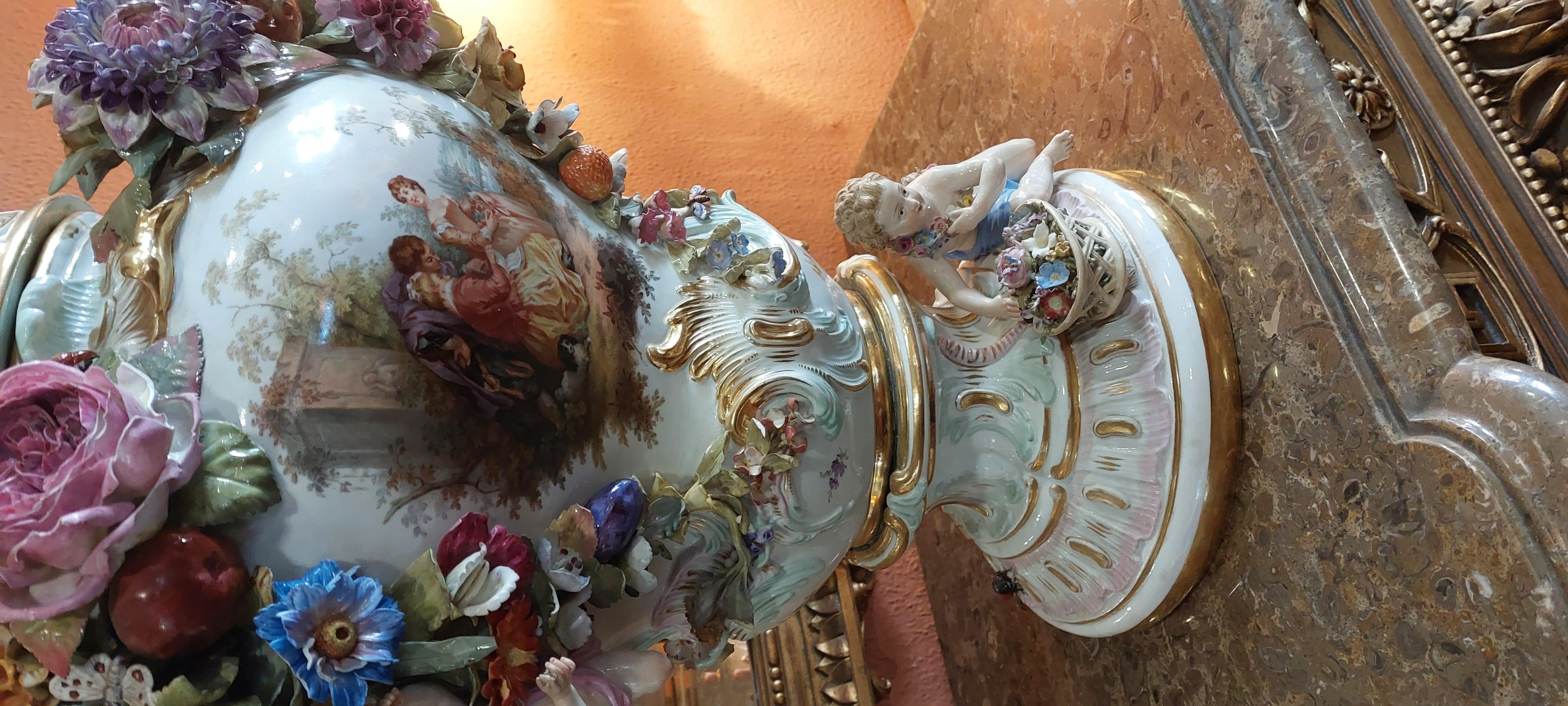Imposing Pair of Amphora in German Meissen Porcelain, 18th Century 7