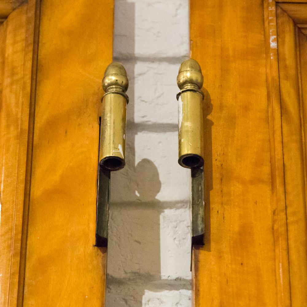 Ein imposantes Paar geschnitzter Türen aus satiniertem Holz im Angebot 4