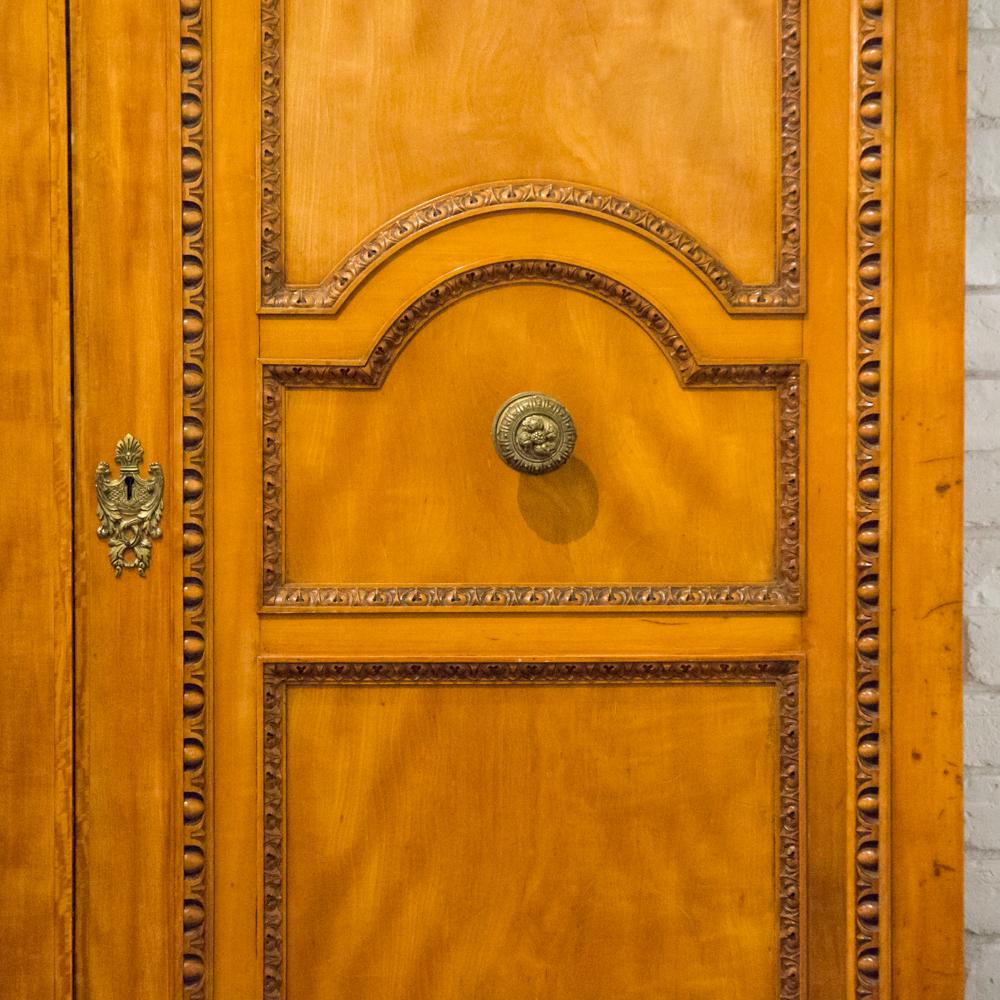Ein imposantes Paar geschnitzter Türen aus satiniertem Holz (Englisch) im Angebot