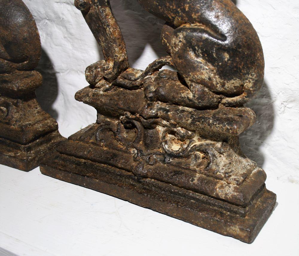 Calco Imponente coppia di portinai in ghisa 'Lion Serjent Erect' in patina originale in vendita