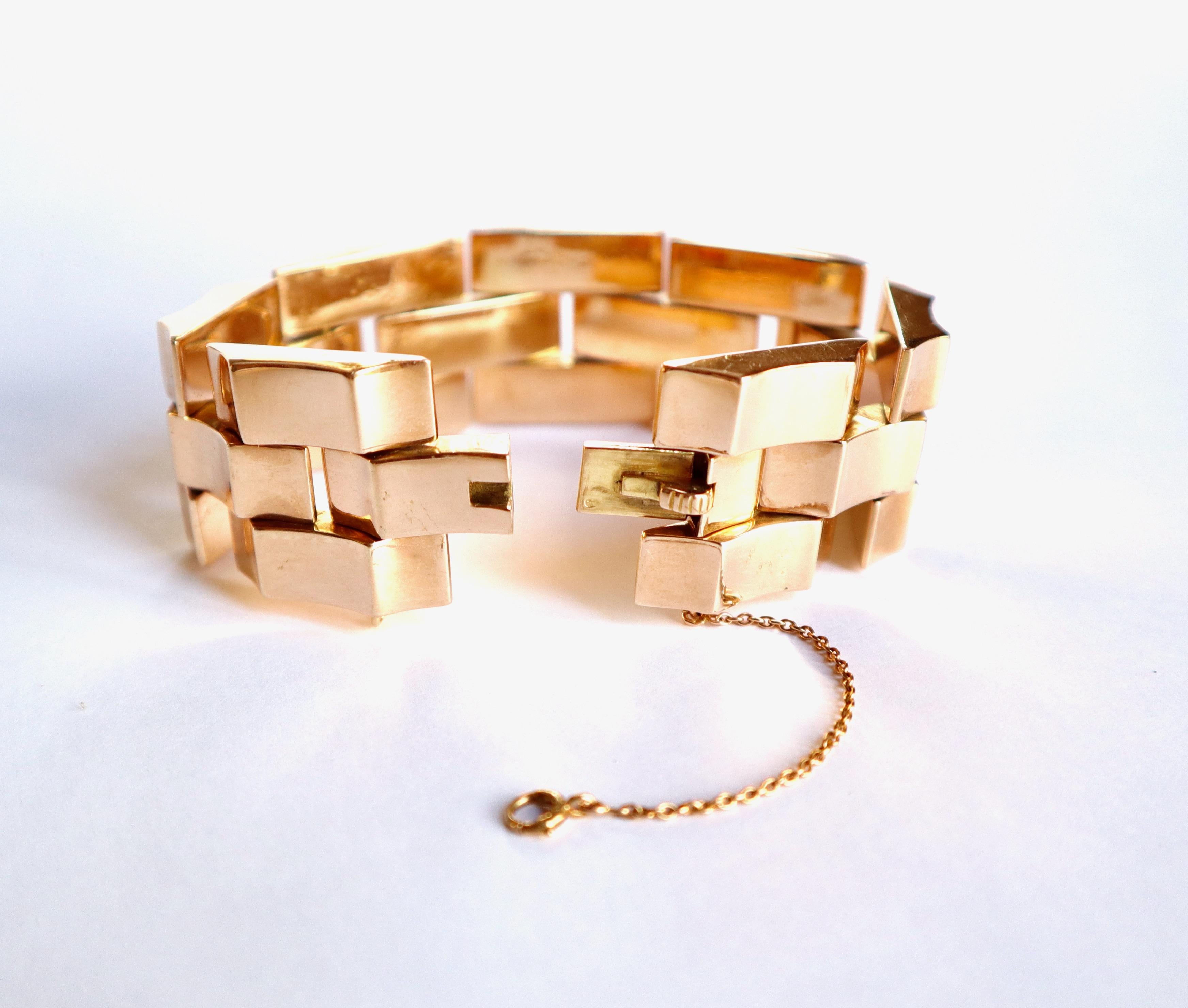 Imposing Tank Bracelet 18 Carat Yellow Gold, circa 1940 In Good Condition For Sale In Paris, FR
