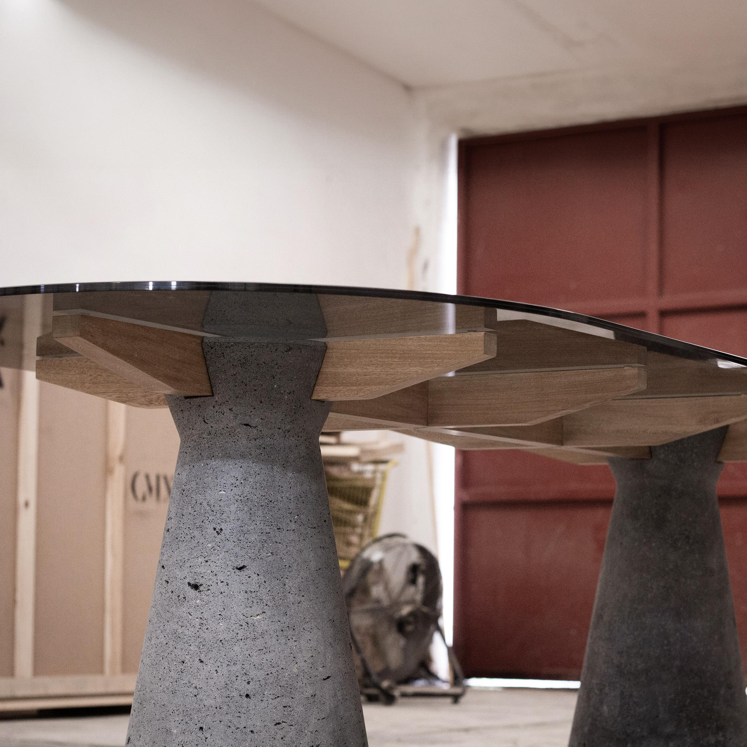 Impressa, tavolo da pranzo in pietra lavica, legno massiccio e vetro laminato fumé in vendita 1