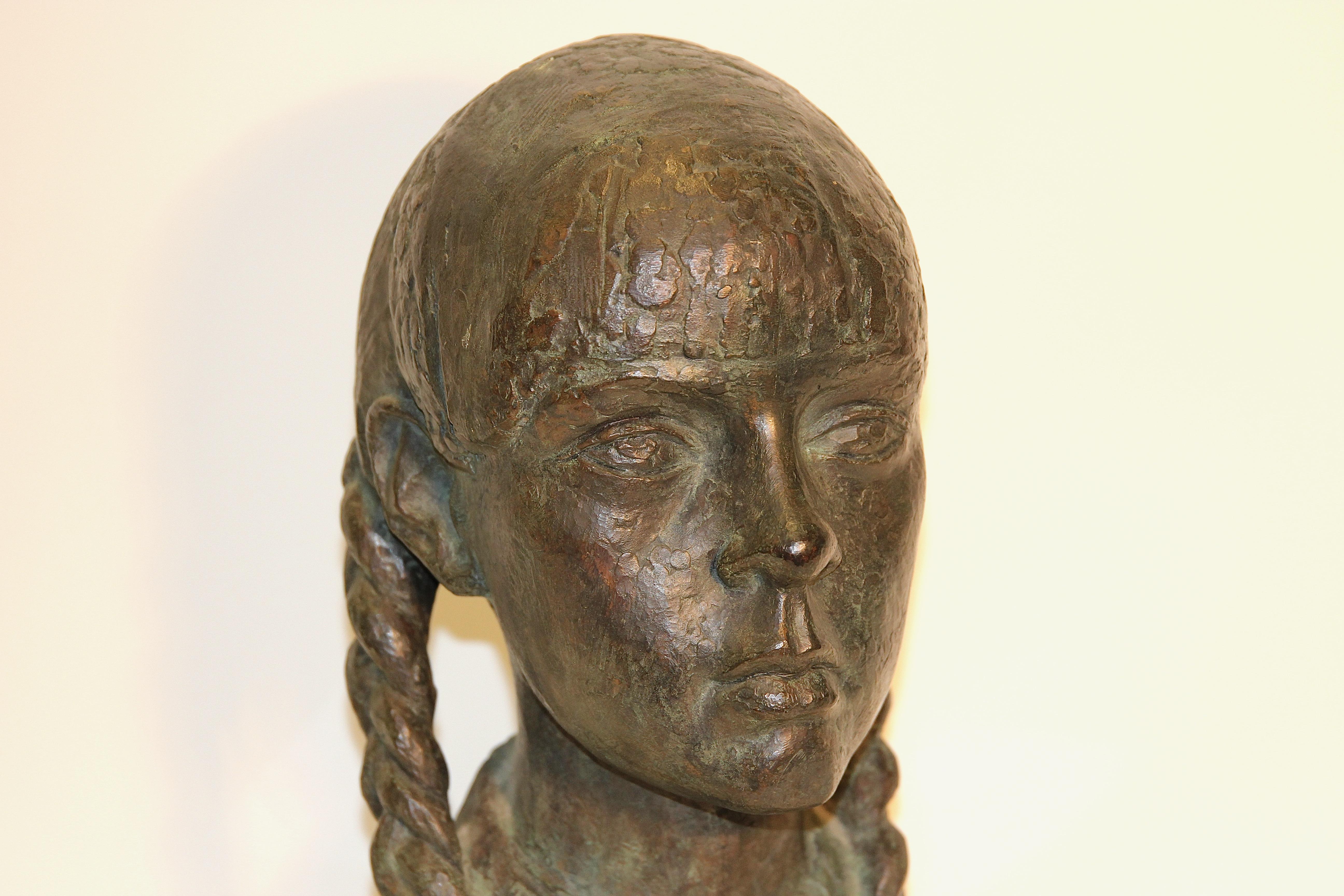 Impressionistische Bronzeskulptur einer jungen Dame auf einem Marmorsockel, unsigniert im Angebot 2