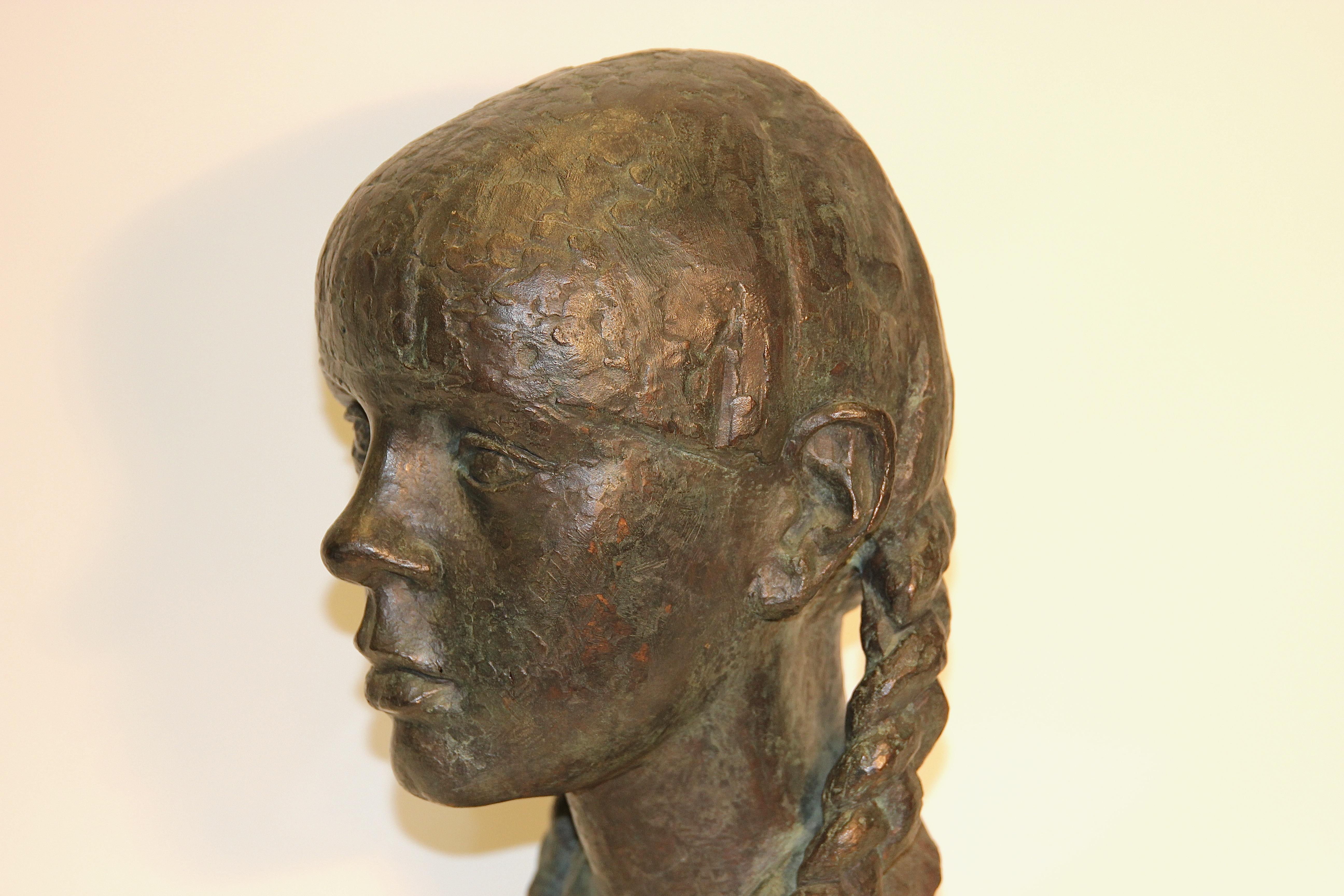 Impressionistische Bronzeskulptur einer jungen Dame auf einem Marmorsockel, unsigniert im Angebot 3