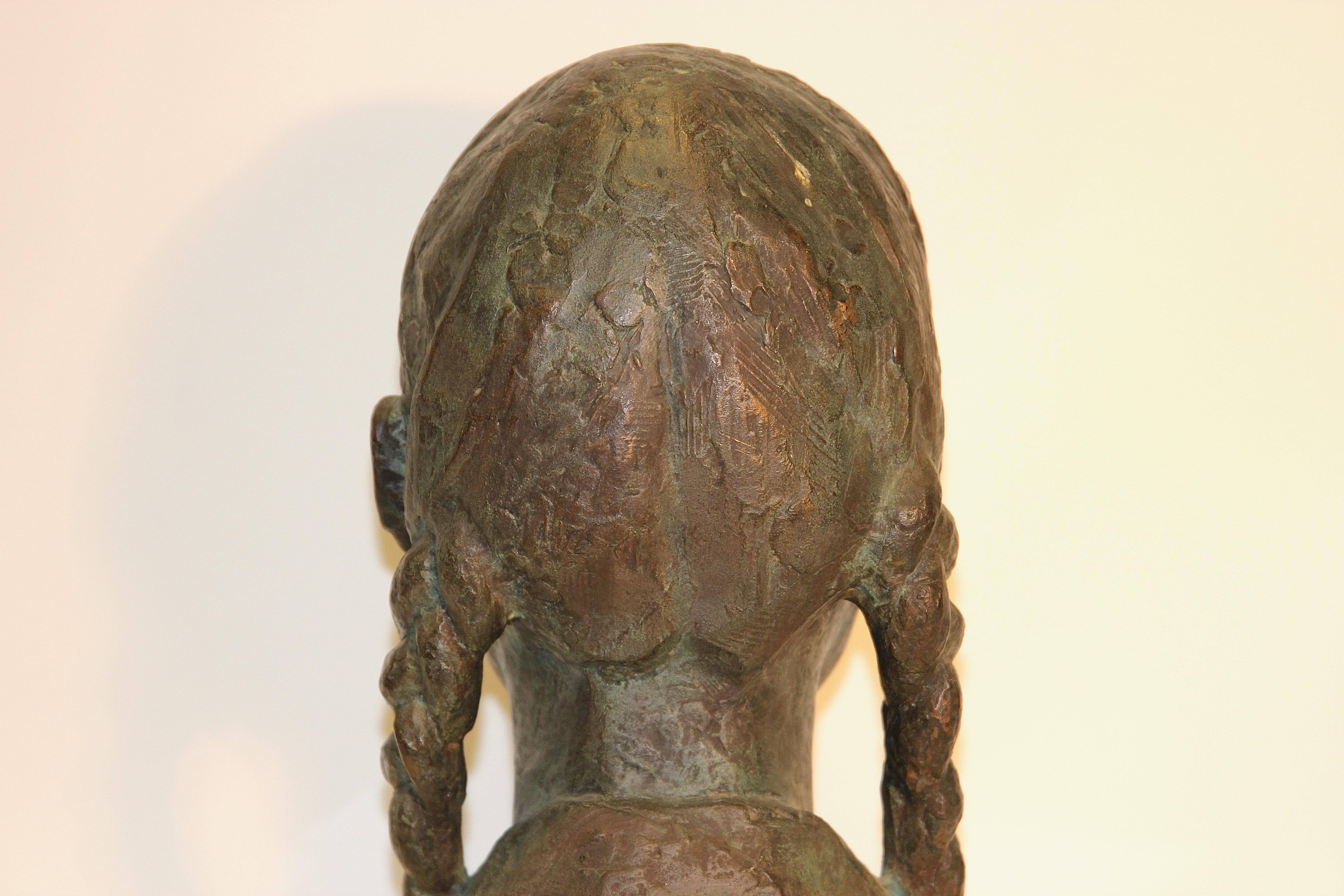 Impressionistische Bronzeskulptur einer jungen Dame auf einem Marmorsockel, unsigniert im Angebot 4