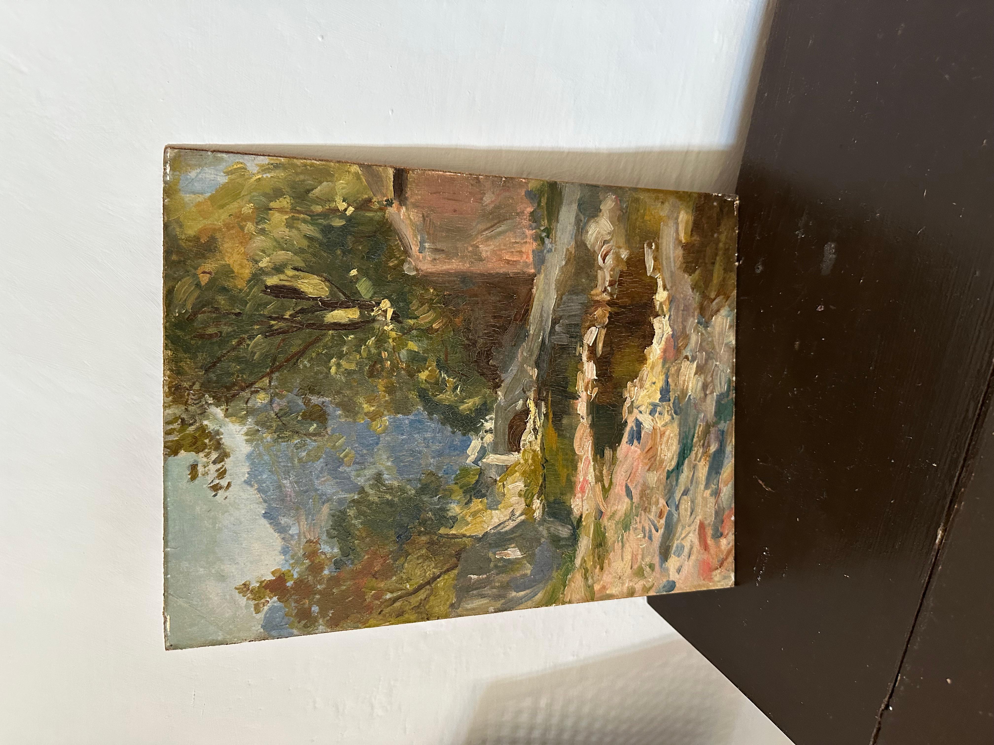 Questo suggestivo dipinto a olio su tela, realizzato intorno al 1900, cattura il fascino della campagna italiana con un tocco impressionista. La tela è stata montata su tavola d'artista (una tecnica nota come raddoppio) e l'opera non è incorniciata