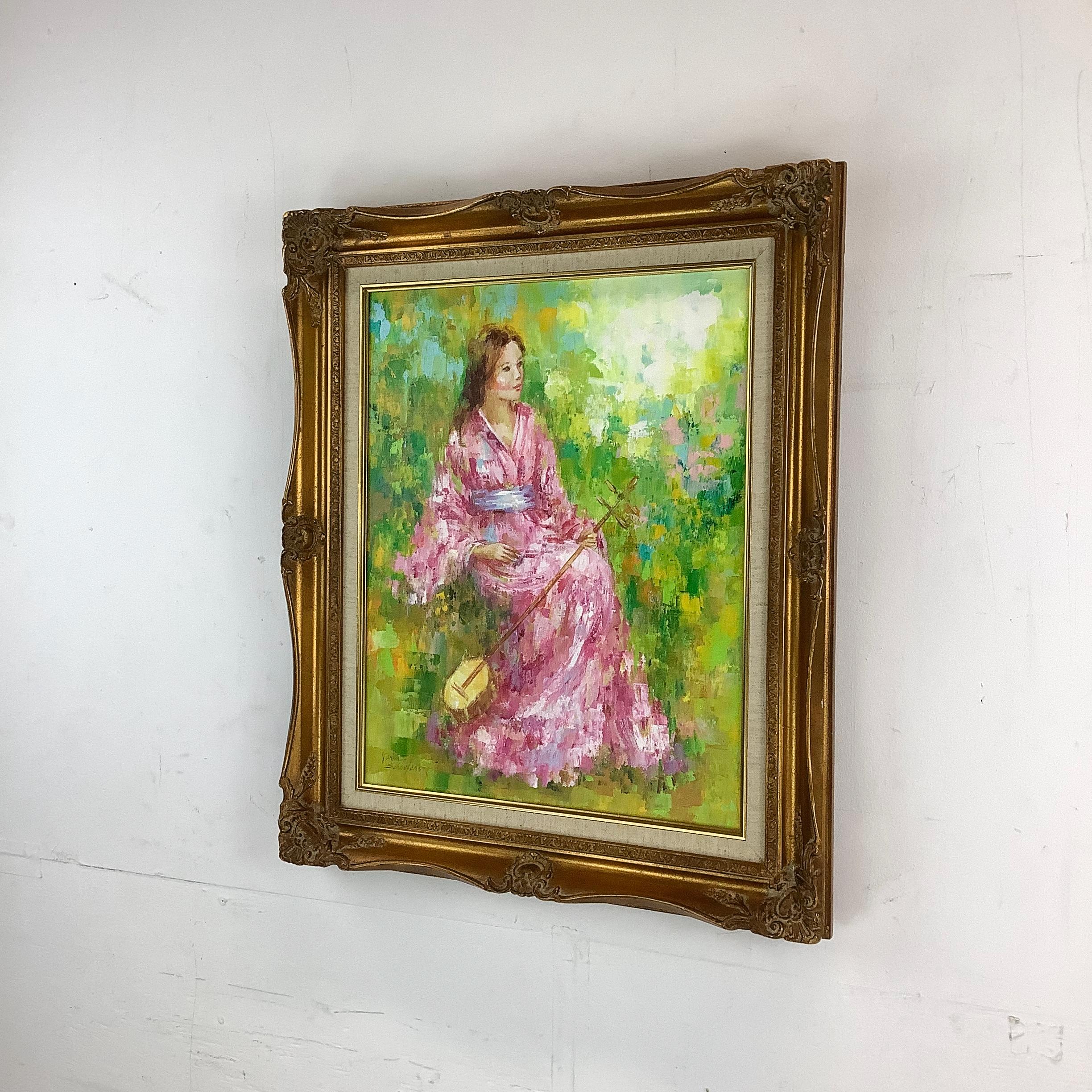 Dieses anspruchsvolle, signierte Gemälde von Karin Schaefers stellt eine raffinierte Kreuzung aus europäischem Impressionismus und japanischer Ikonografie dar. Eine sitzende Frau in einem rosafarbenen Kimono hält ein Shamisen, das mit weichen,