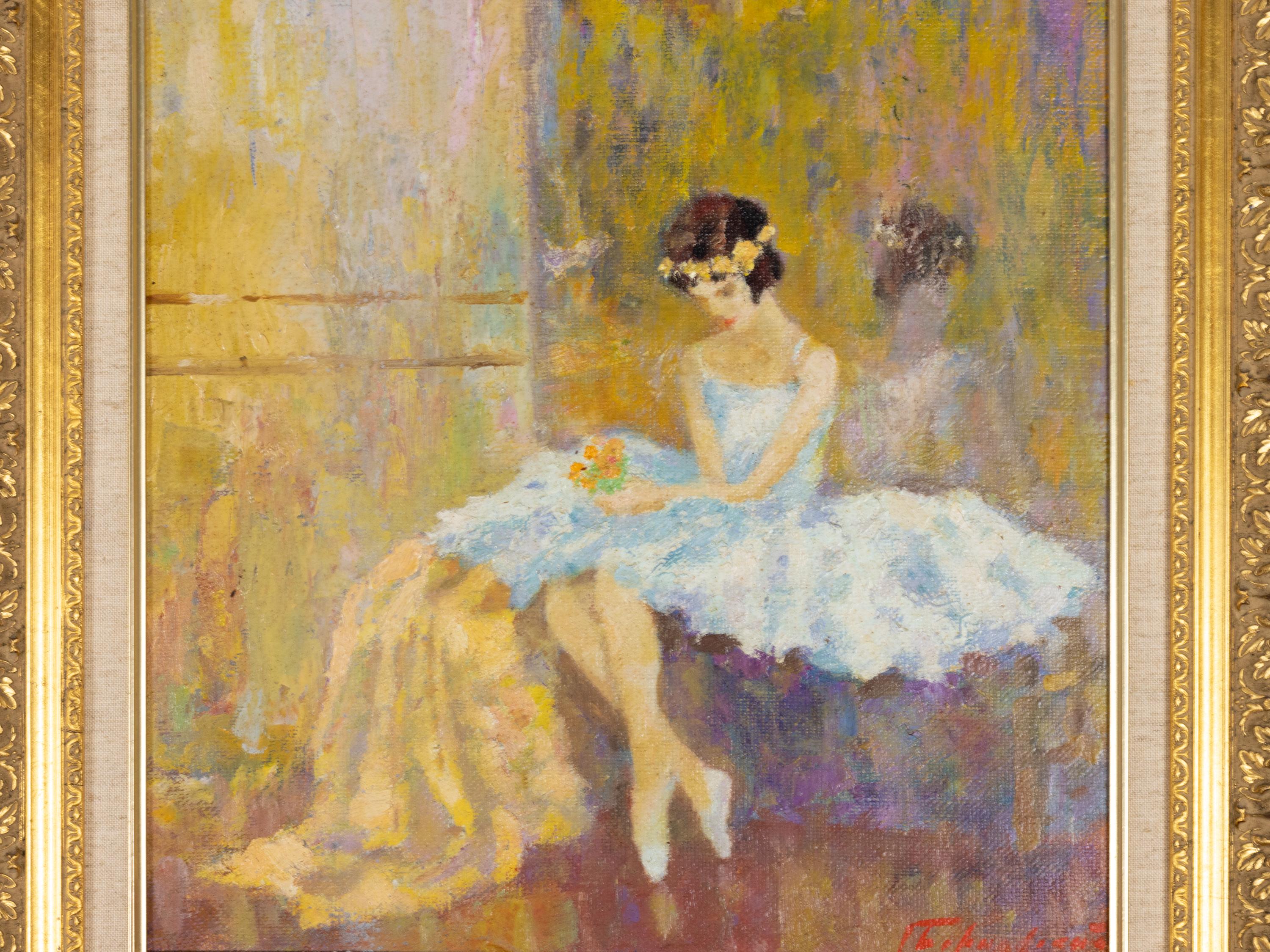Peinture impressionniste russe de la fin du XIXe siècle représentant une ballerine mélancolique assise tranquillement, tenant un petit bouquet de fleurs. Sa pose et son expression élégantes, associées à un pinceau texturé et à une palette sourde,