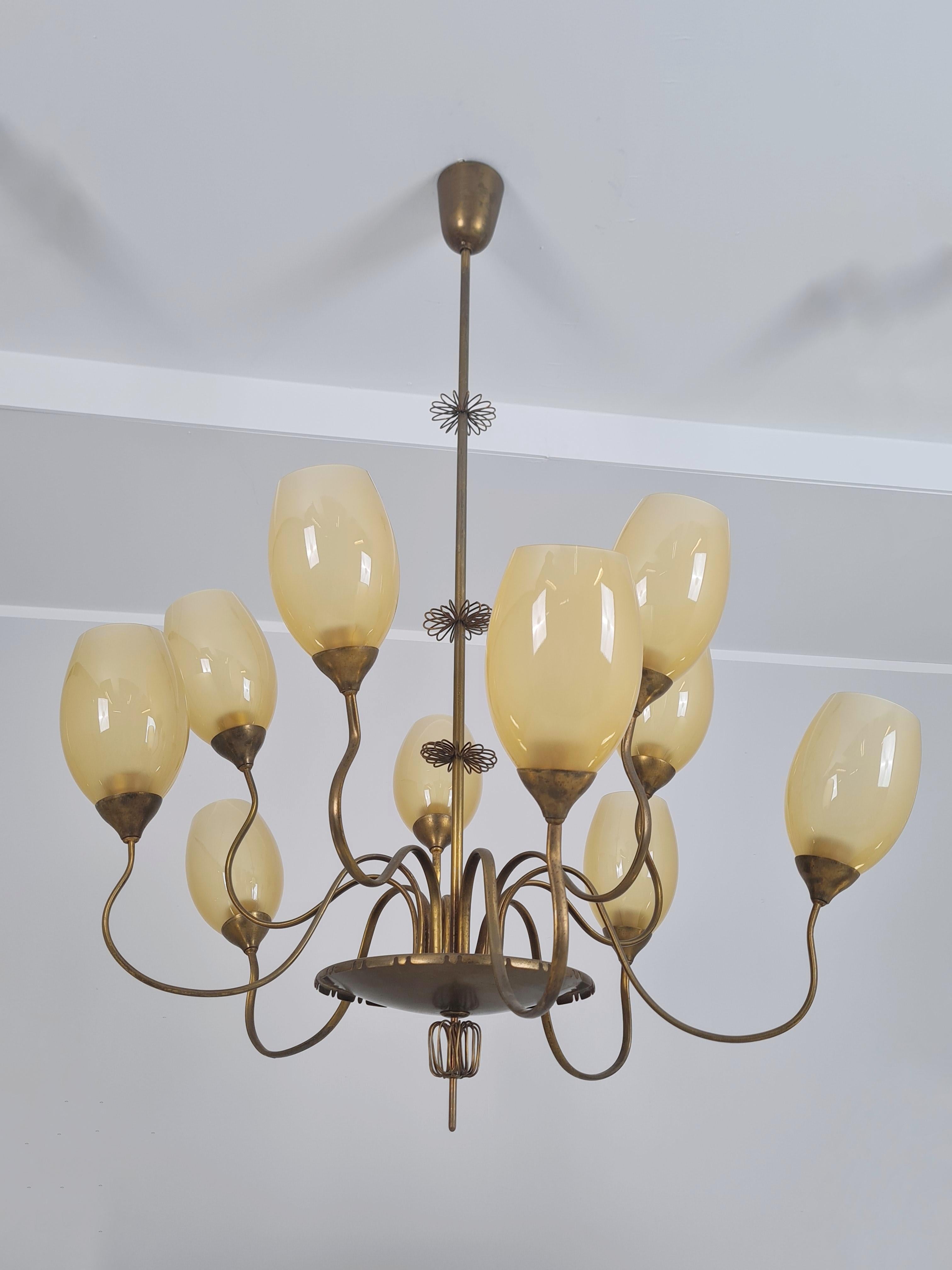 Mid-Century moderno Impressionante lampadario a 10 bracci in ottone Paavo Tynell modello 9017, Taito 1950s in vendita