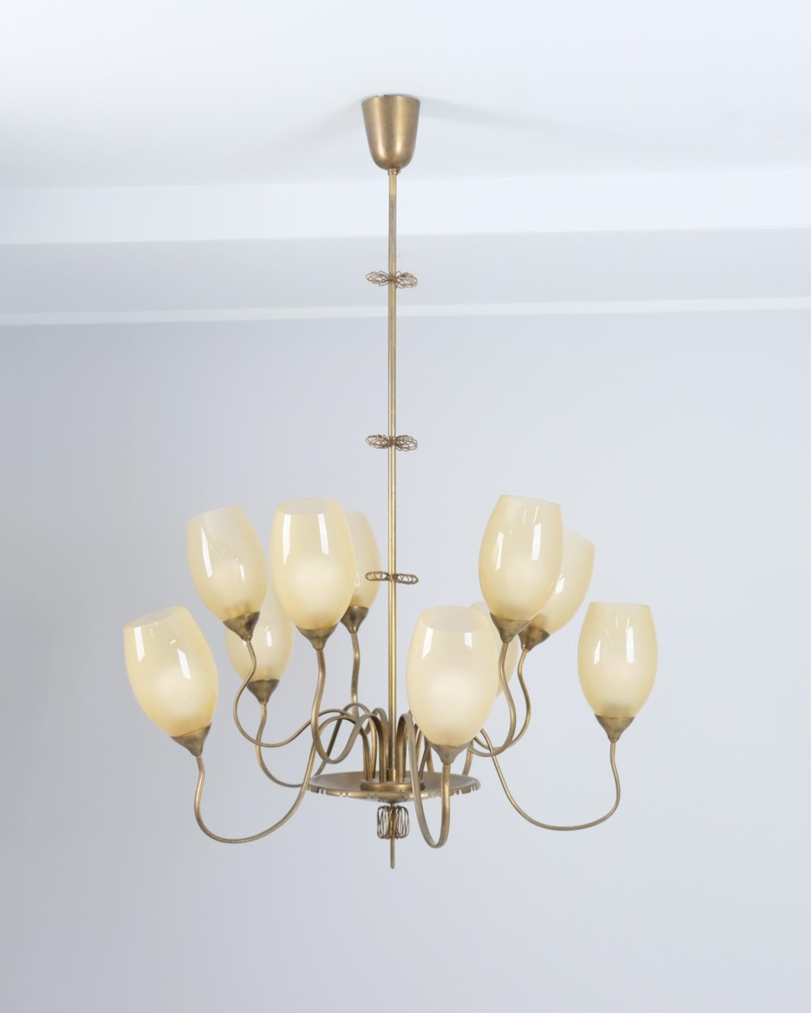 Finlandese Impressionante lampadario a 10 bracci in ottone Paavo Tynell modello 9017, Taito 1950s in vendita