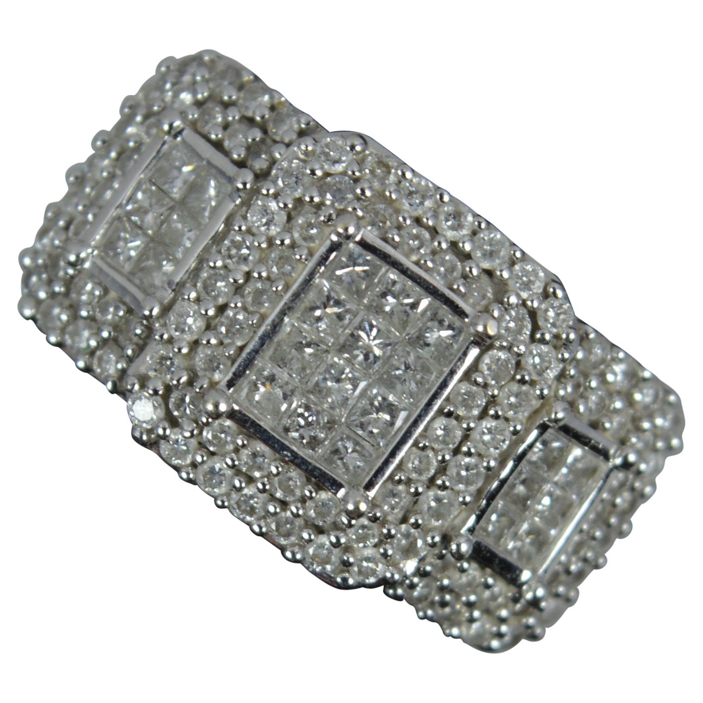 Beeindruckender Dreifach-Cluster-Ring mit 1,00 Karat Diamanten aus 18 Karat Weißgold im Angebot