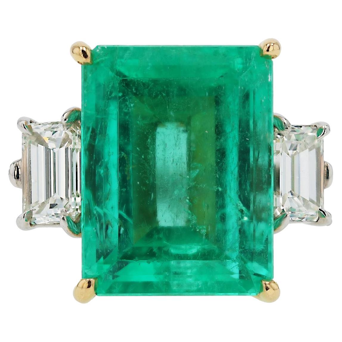 Un dinamico e impressionante anello con smeraldo e diamante da 12,43 carati, realizzato dai venerabili Aletto Brothers. Il verde vivido e profondamente saturo di questa gemma con taglio a smeraldo risplende dall'interno ed è elegantemente