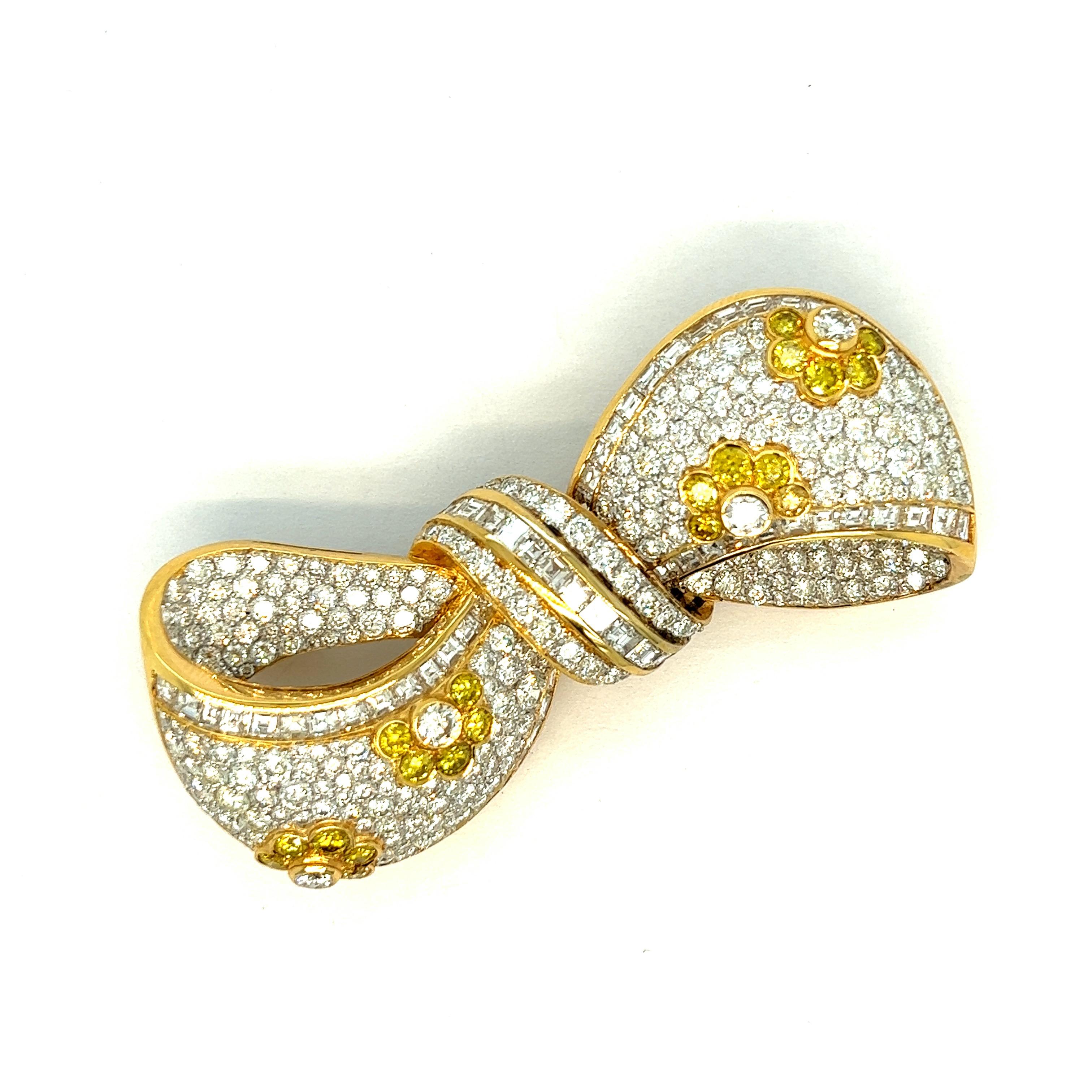 White & Fancy Color Diamonds Bow Brooch In Excellent Condition For Sale In New York, NY