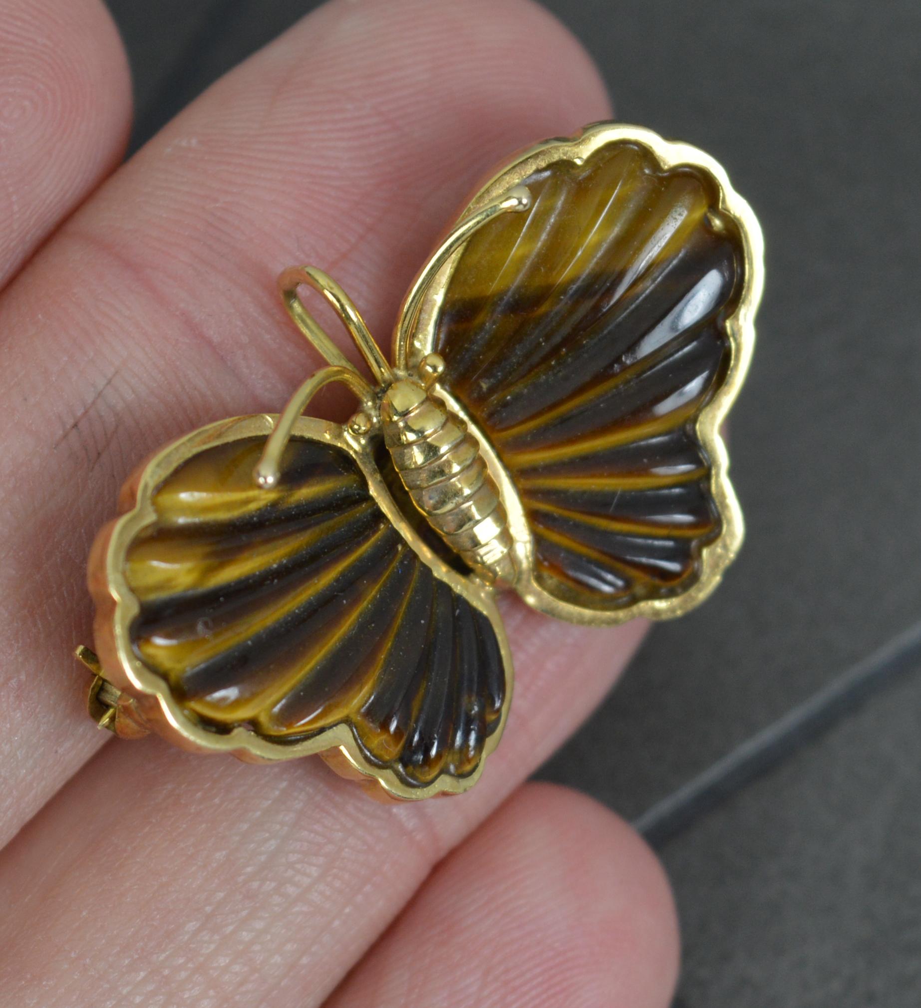 Impressionnante broche pendentif papillon en or 14 carats et œil de tigre sculpté 1
