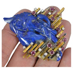Impressionnante broche rétro sculptée en or 14 carats, lapis-lazuli, poisson, rubis et diamants